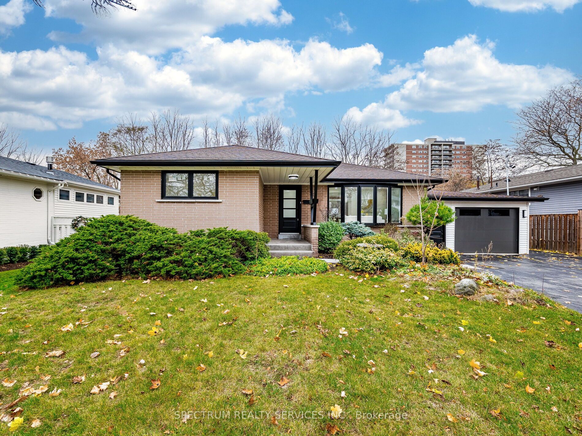 914 Francis Road, Burlington, ON L7T 3Y2