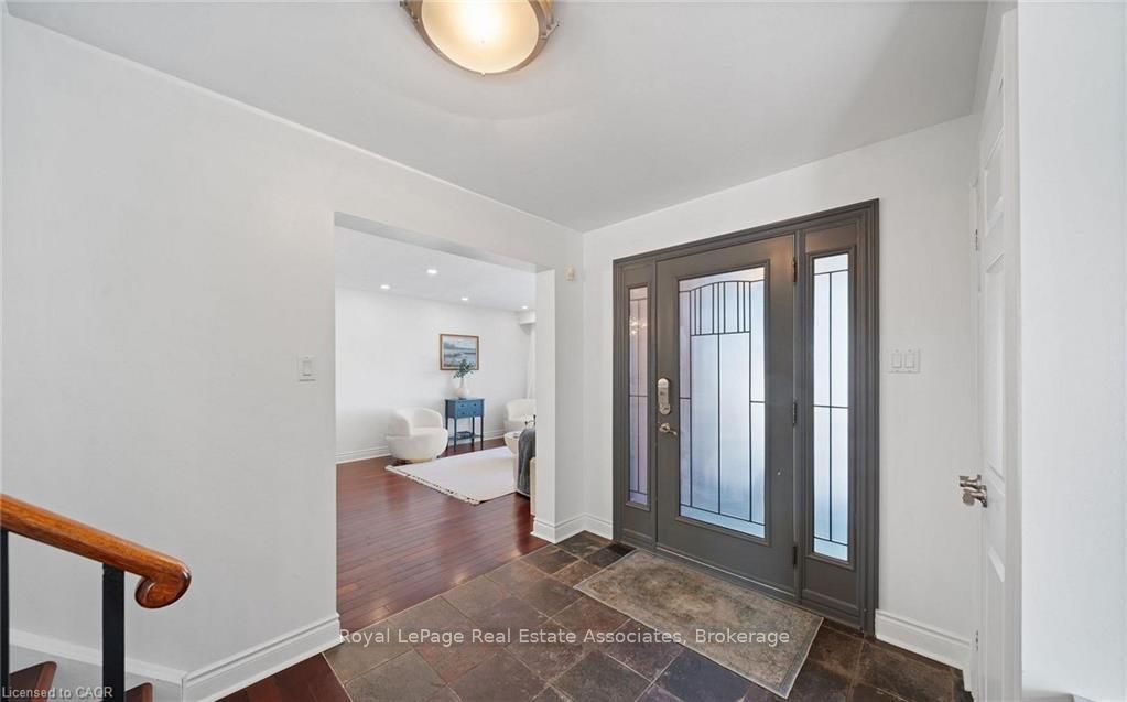 1550 Woodeden Drive Upper, Mississauga, ON L5H 2V3 photo 2