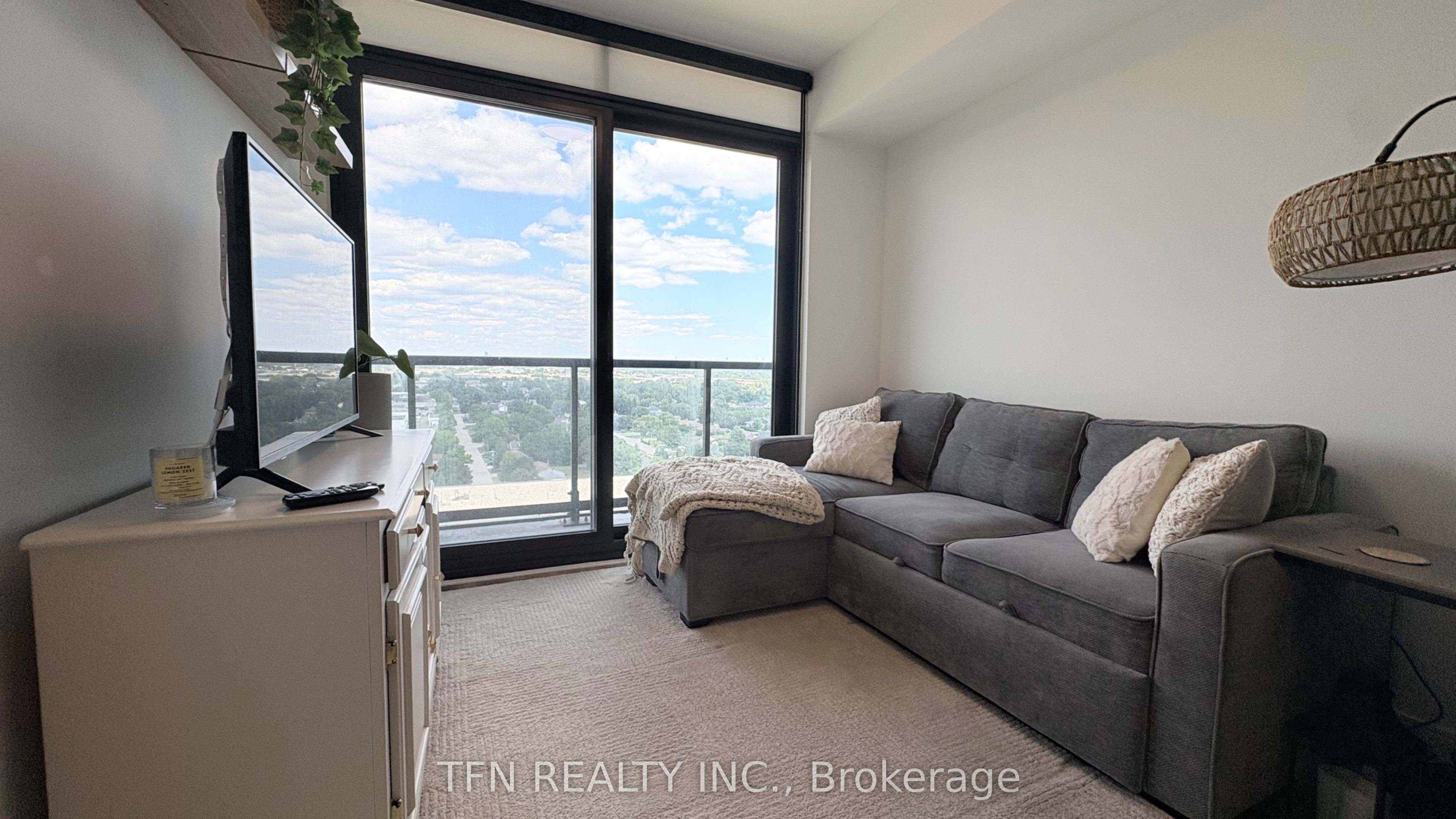 86 Dundas Street E 1611, Mississauga, ON L5A 1W4 photo 3