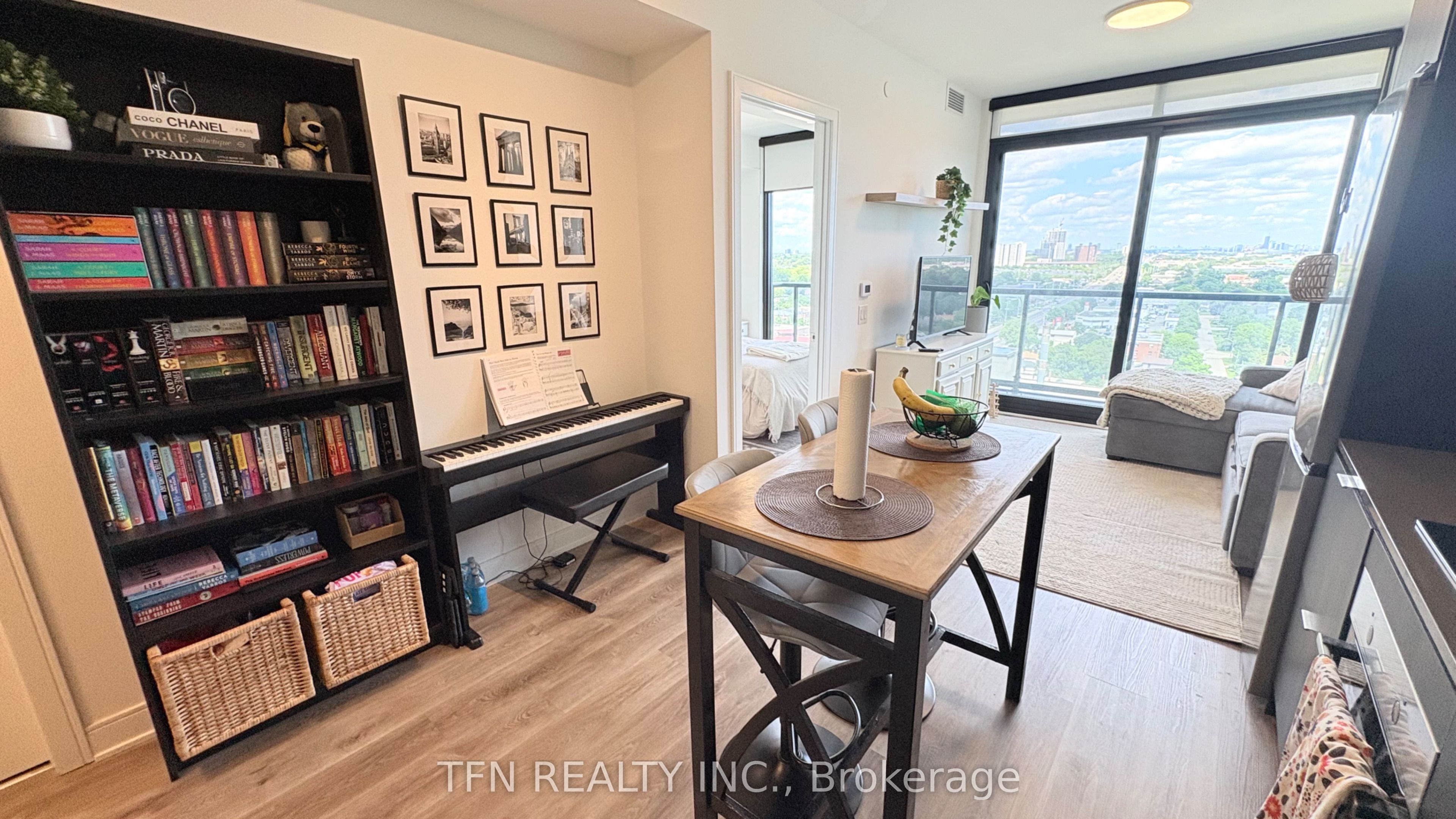 86 Dundas Street E 1611, Mississauga, ON L5A 1W4 photo 4