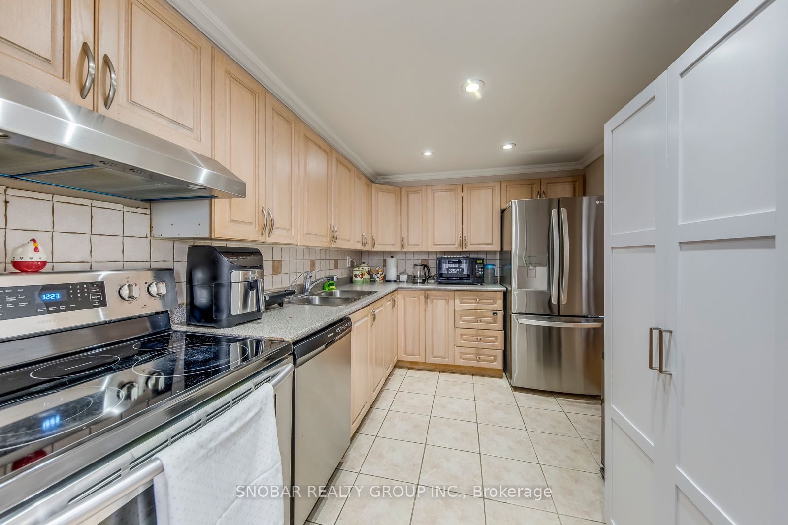 11 Wincott Drive 810, Toronto, ON M9R 2R9 photo 2