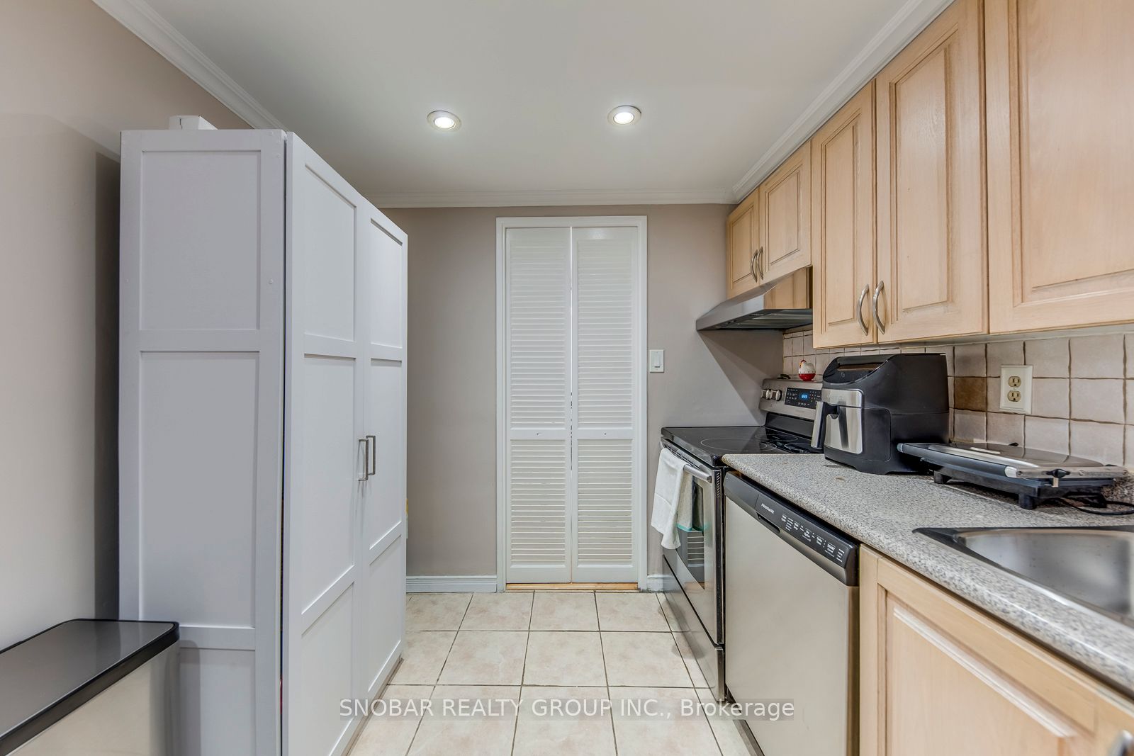 11 Wincott Drive 810, Toronto, ON M9R 2R9 photo 3