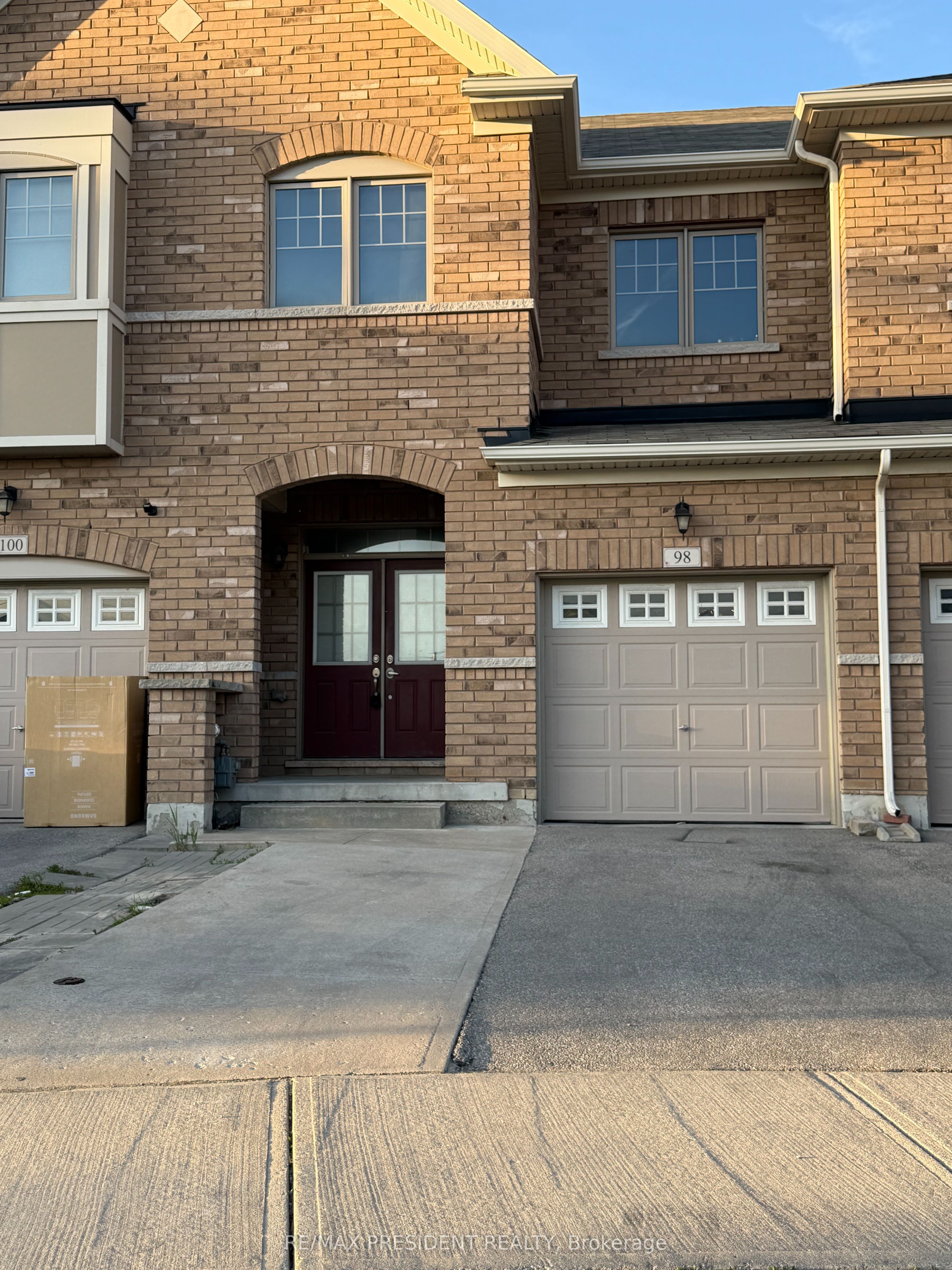 98 Davenfield Circle, Brampton, ON L6P 4M1 photo 2