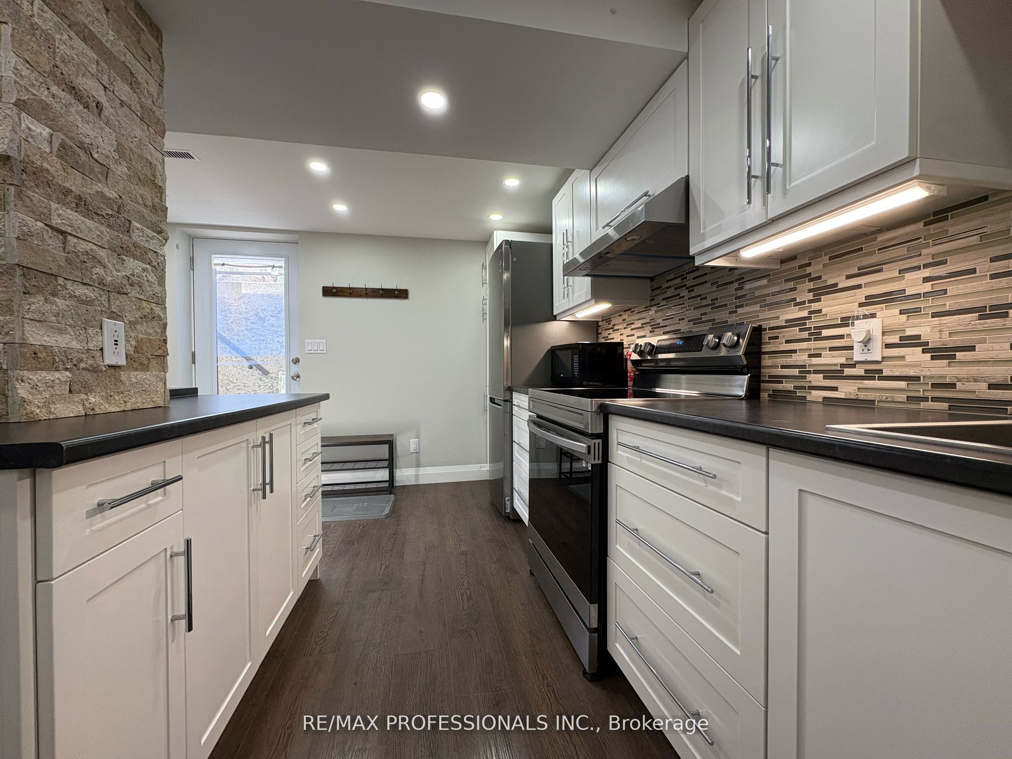 19 Elmbrook Crescent Lower, Toronto, ON M9C 5B2 photo 5