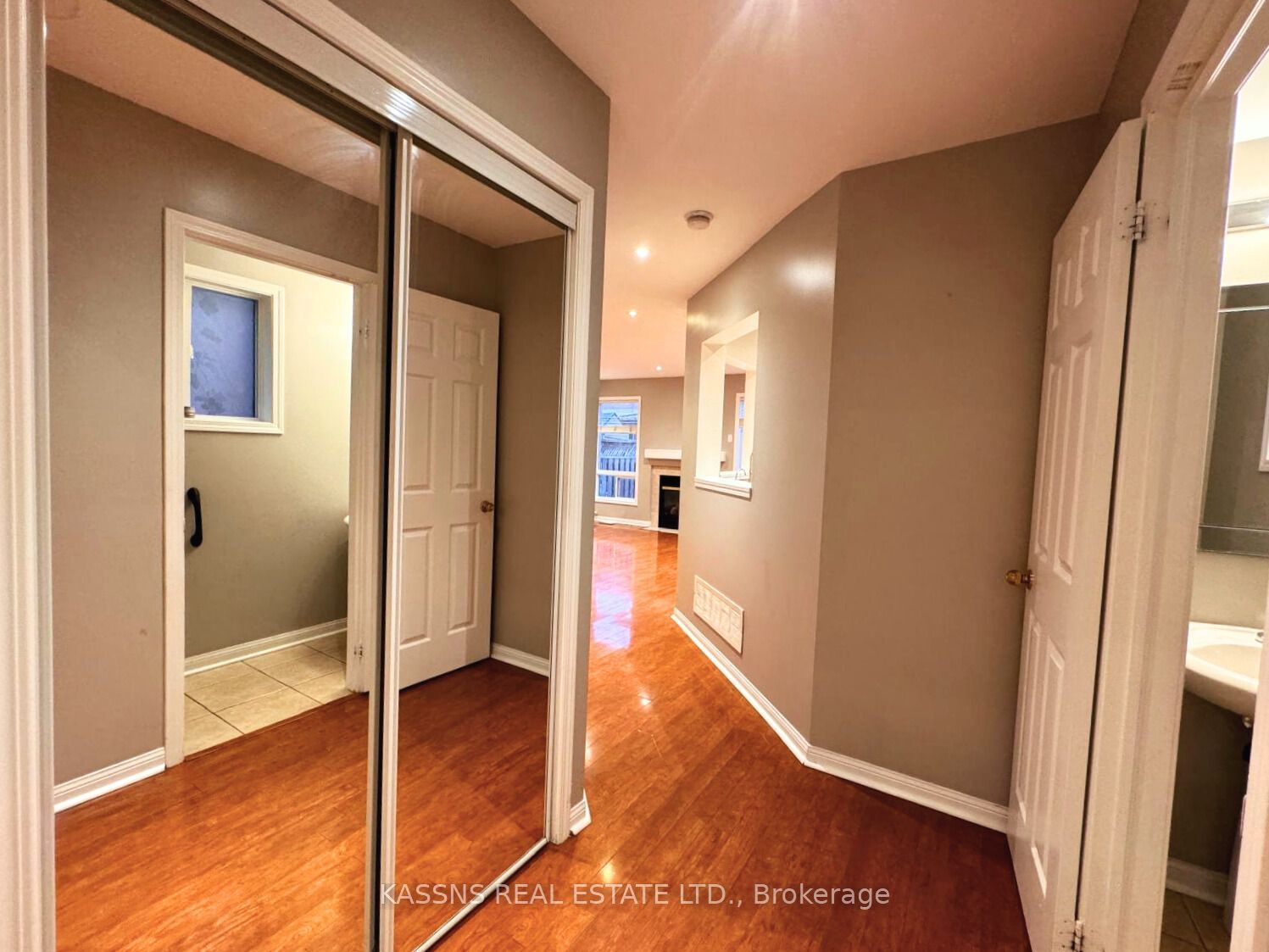 718 Irving Terrace, Milton, ON L9T 6H3 photo 2