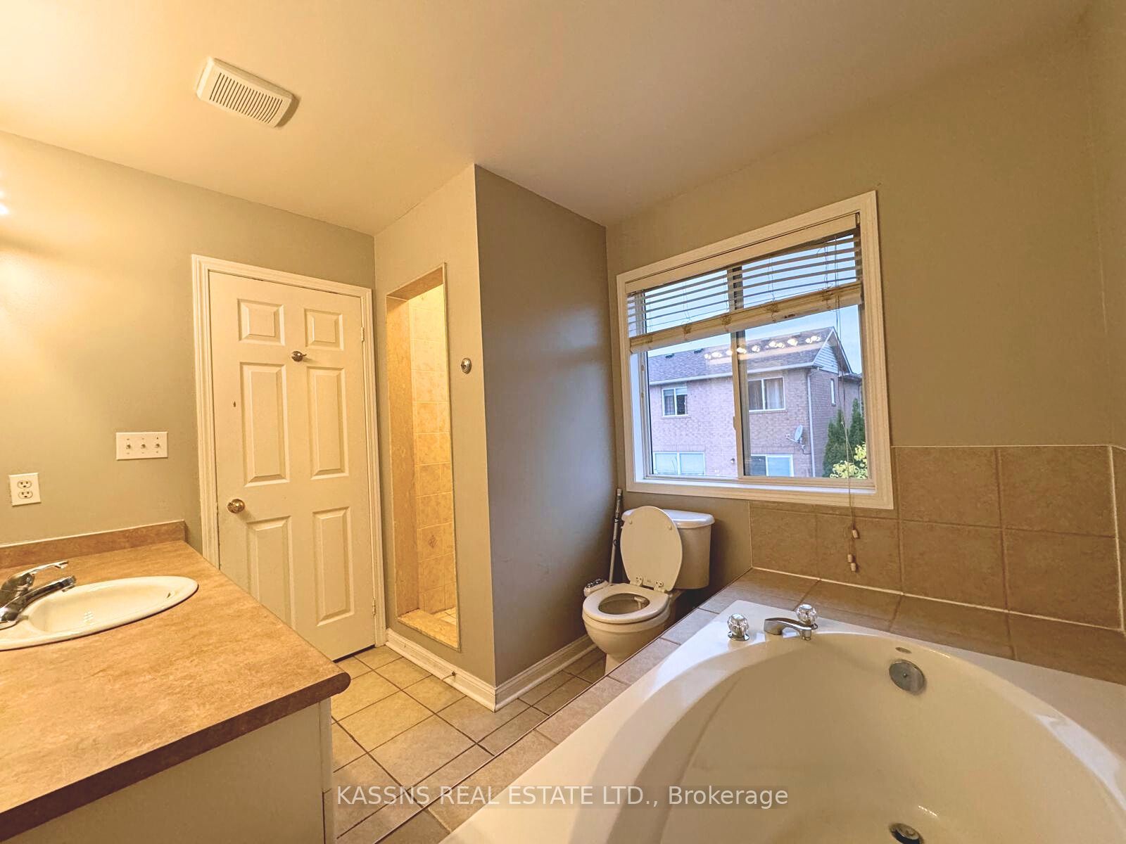718 Irving Terrace, Milton, ON L9T 6H3 photo 4