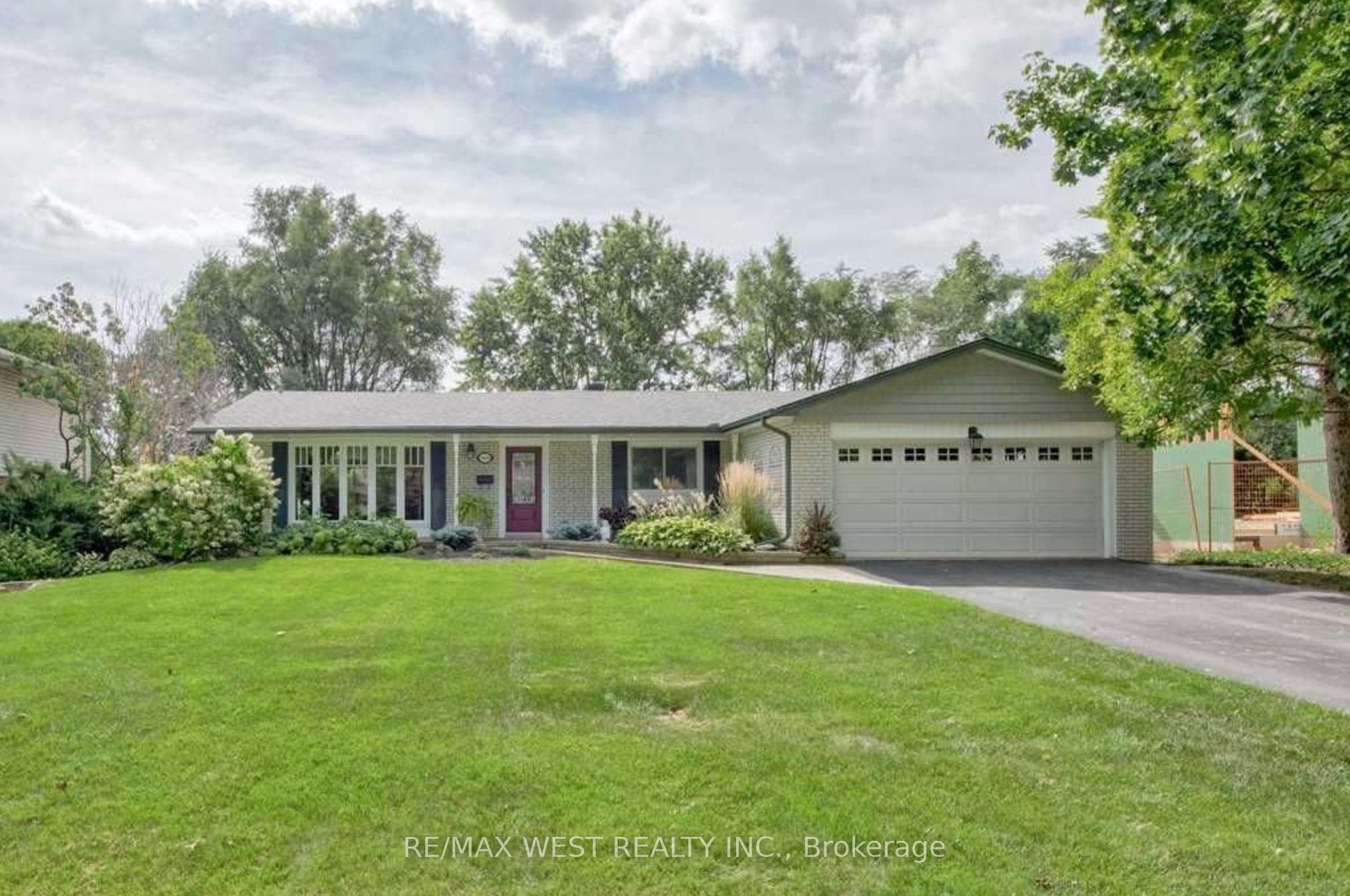 1566 Venetia Drive, Oakville, ON L6L 1K7 photo 3