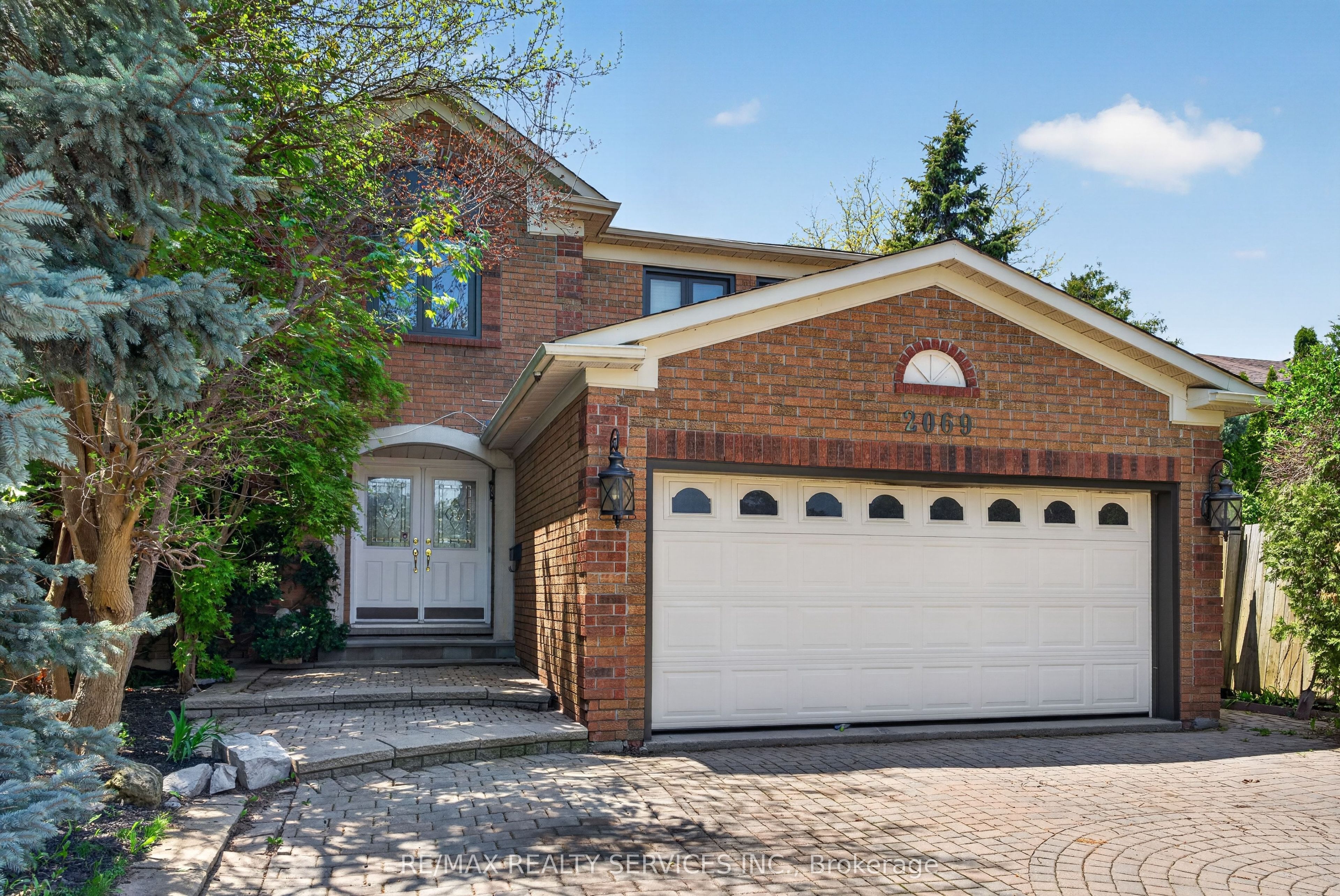 2069 Schoolmaster Circle, Oakville, ON L6M 3A1 photo 2
