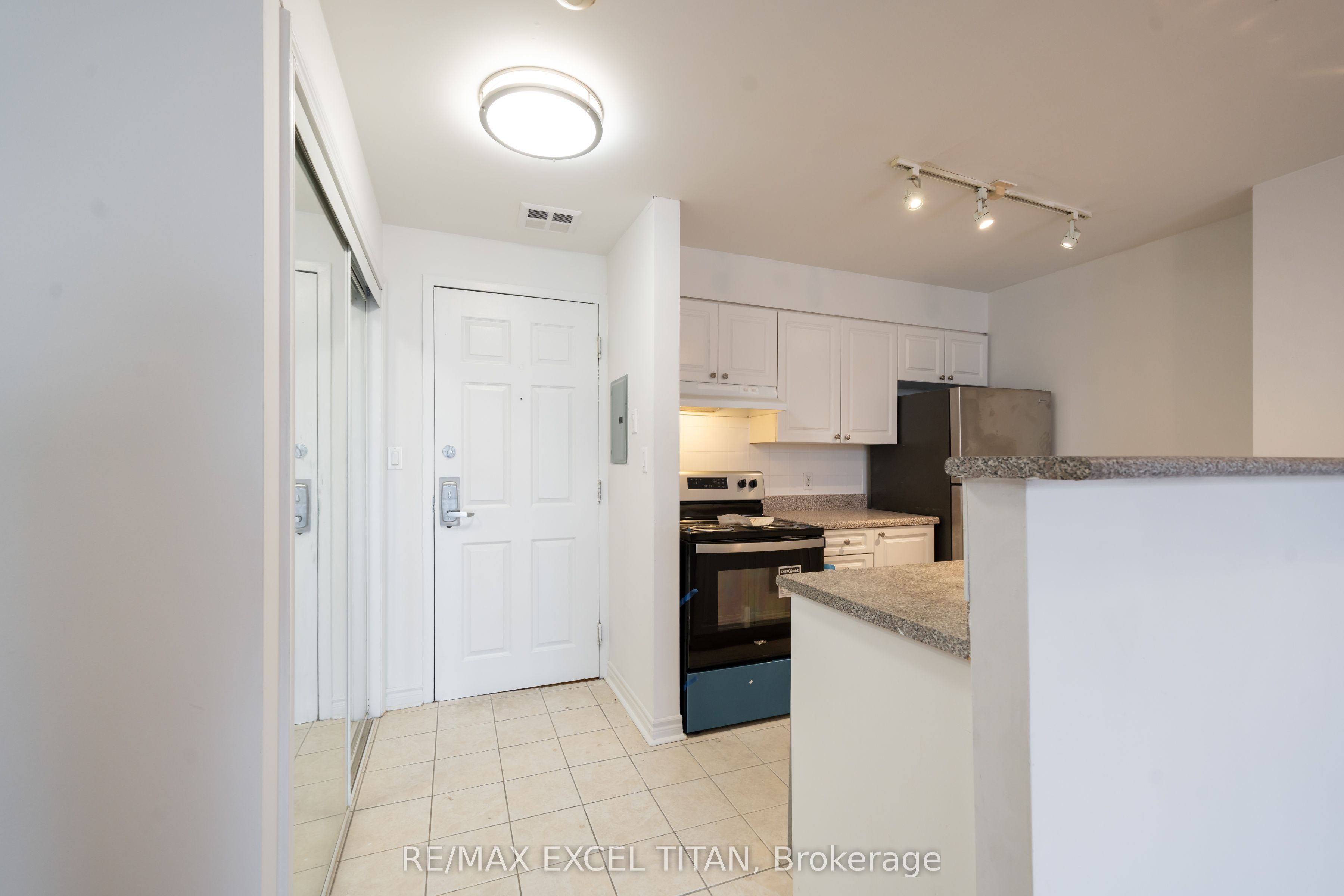 1401 Dupont Street 603, Toronto, ON M6H 4J7 photo 3