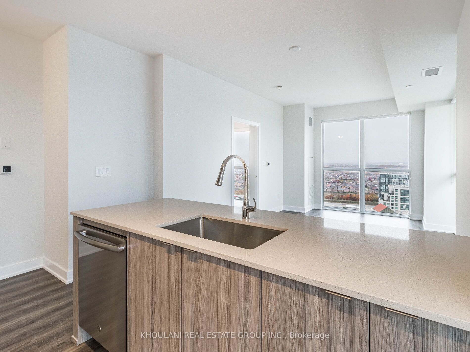 4130 Parkside Village Drive 2704, Mississauga, ON L5B 3M8 photo 2