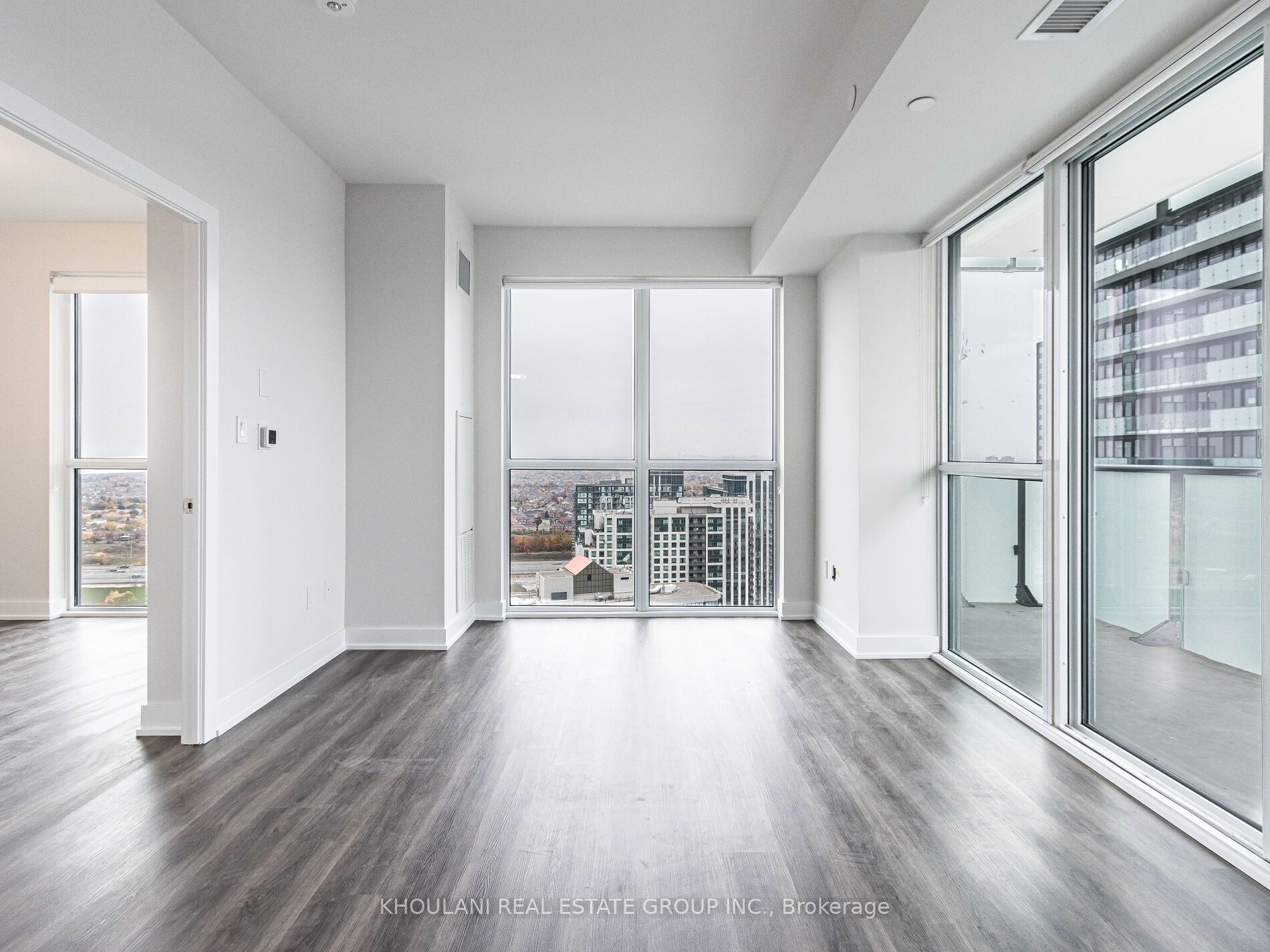 4130 Parkside Village Drive 2704, Mississauga, ON L5B 3M8 photo 3