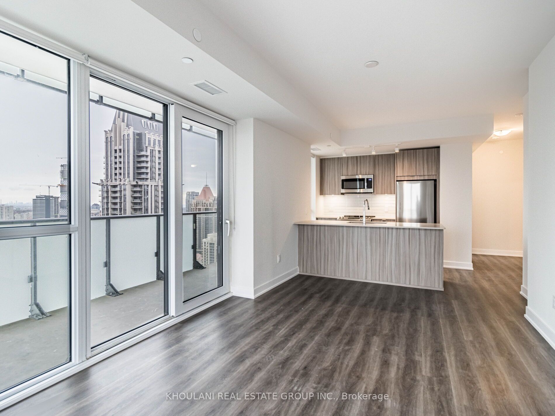 4130 Parkside Village Drive 2704, Mississauga, ON L5B 3M8 photo 5