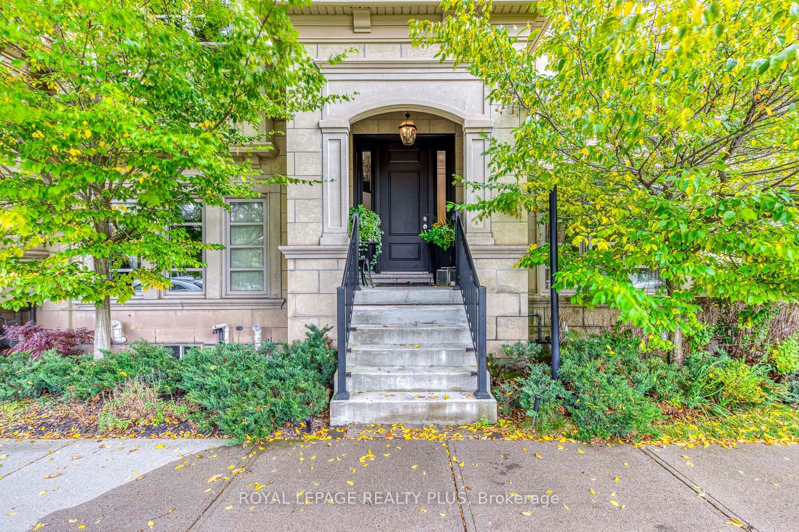 221 Hanover Street, Oakville, ON L6K 0G9 photo 2