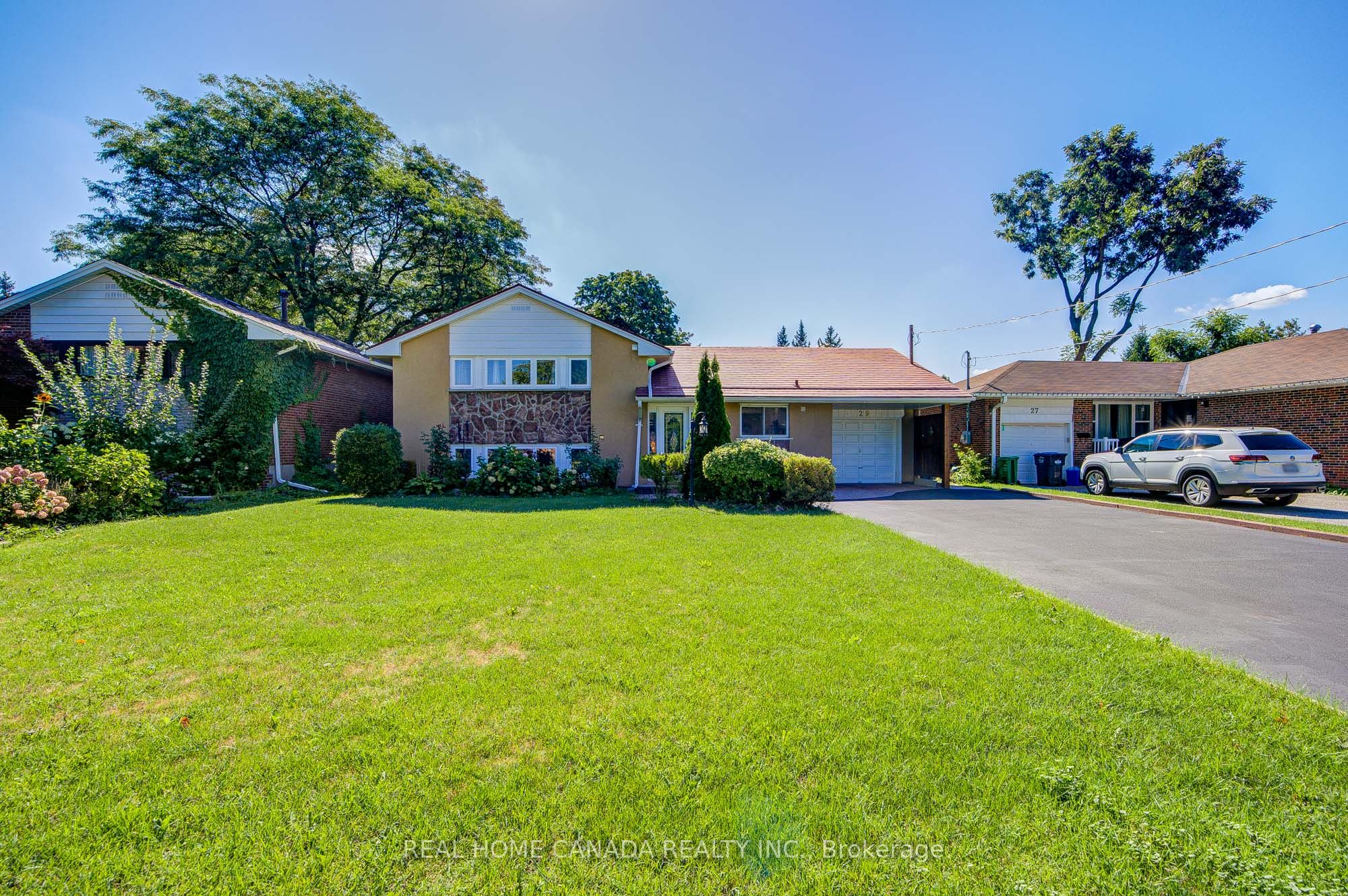 29 Ellesboro Drive, Mississauga, ON L5N 1C3