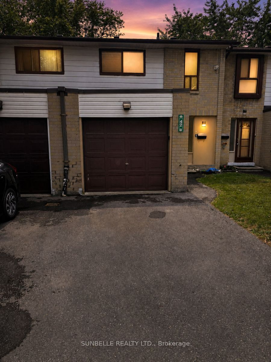 42 Fleetwood Crescent, Brampton, ON L6T 2E5 photo 2