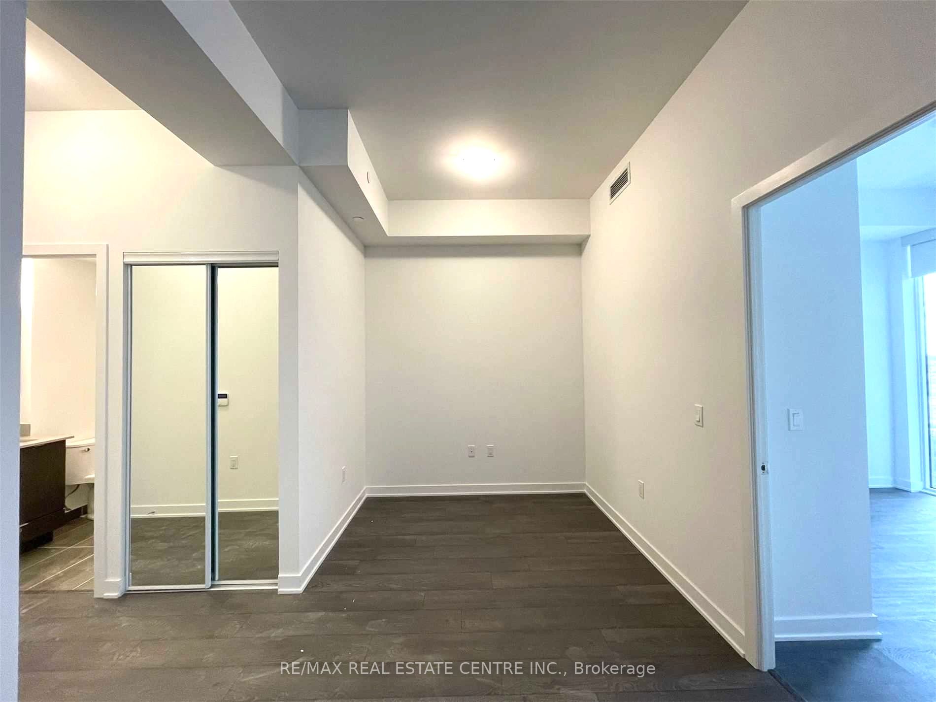 4675 Metcalfe Avenue 202, Mississauga, ON L5M 0Z8 photo 2
