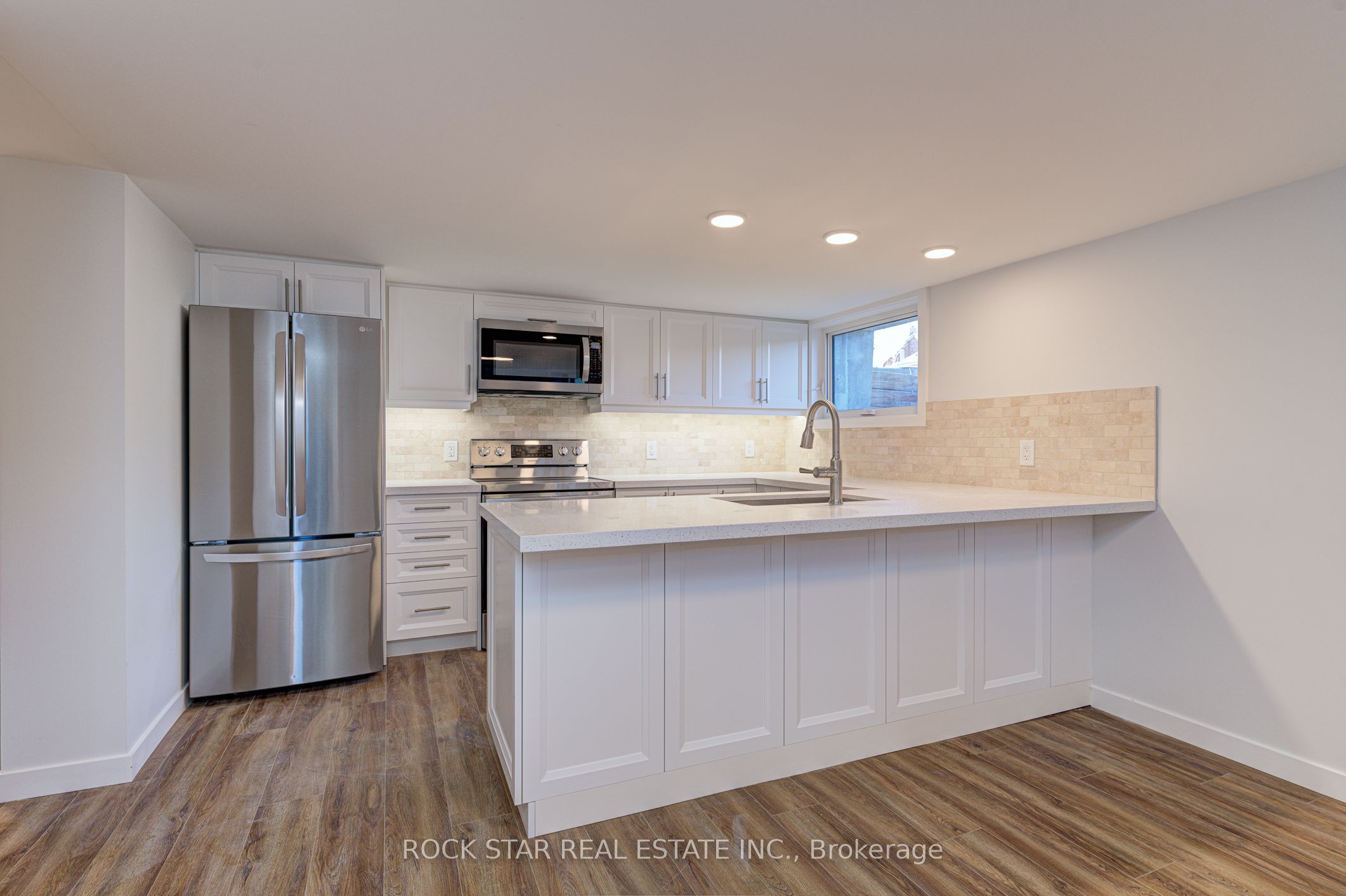 402 Jane Street, Toronto, ON M6S 3Z5