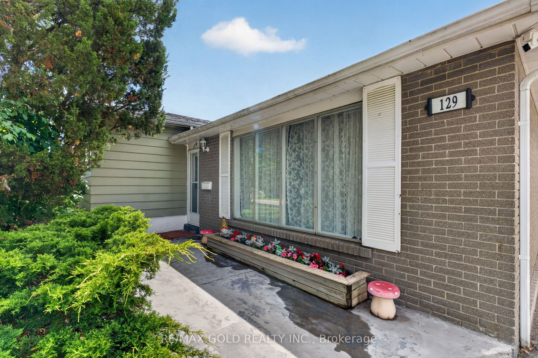 129 Folkstone Crescent, Brampton, ON L6T 3M6 photo 3