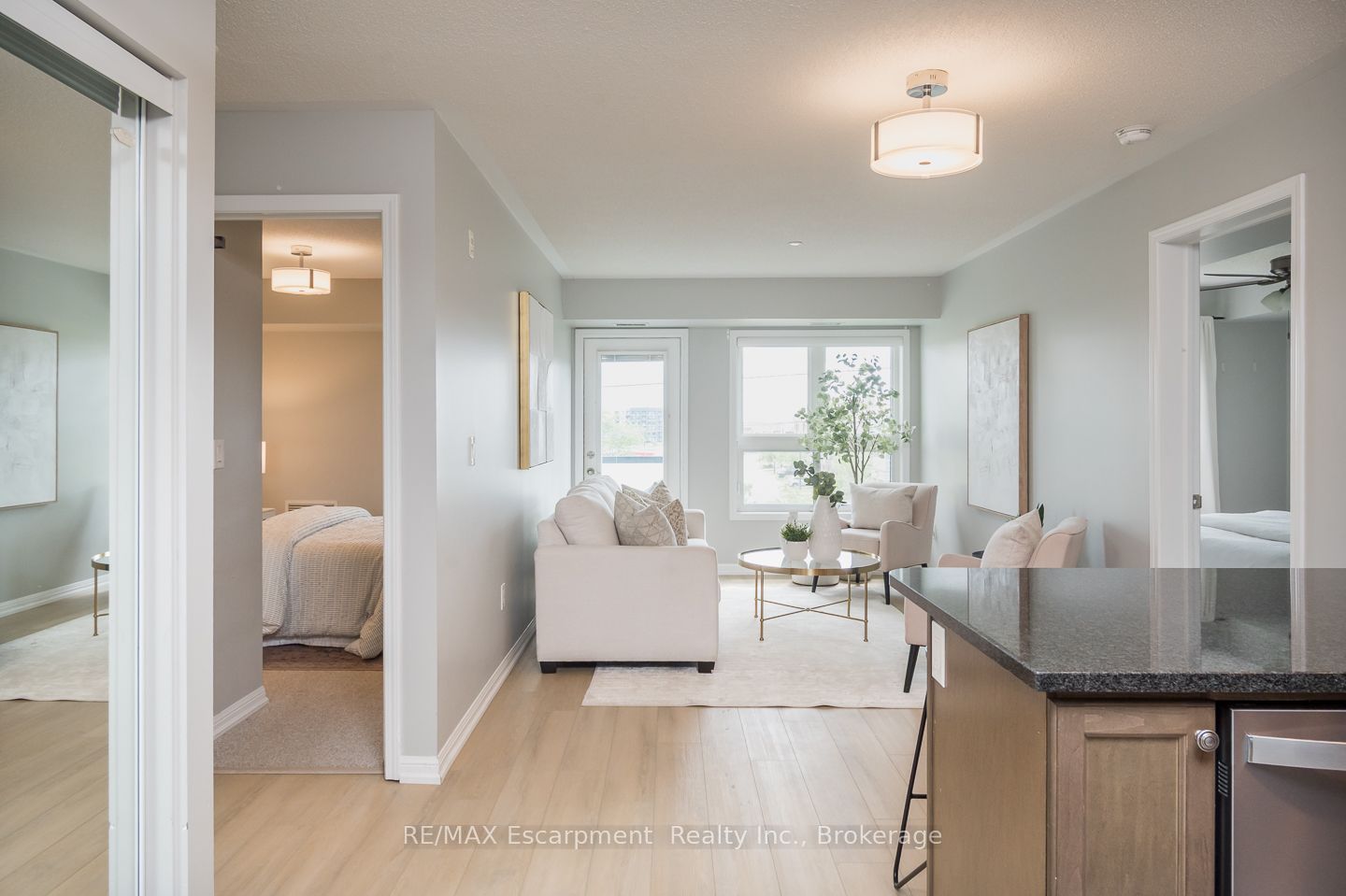 1045 Nadalin Heights 307, Milton, ON L9T 8R5 photo 2