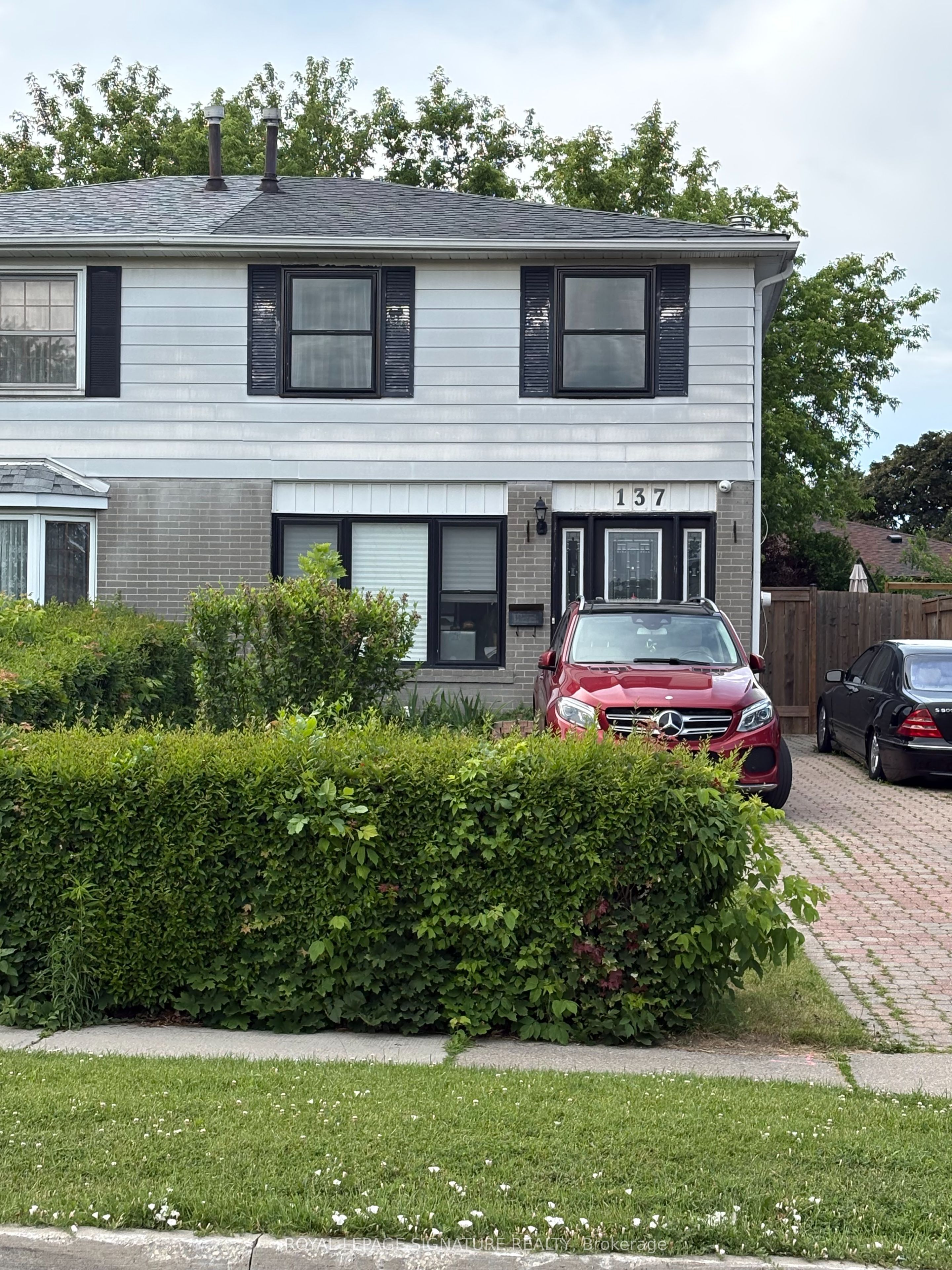 137 Madoc Drive Main/Upper, Brampton, ON L6V 2A5 photo 2