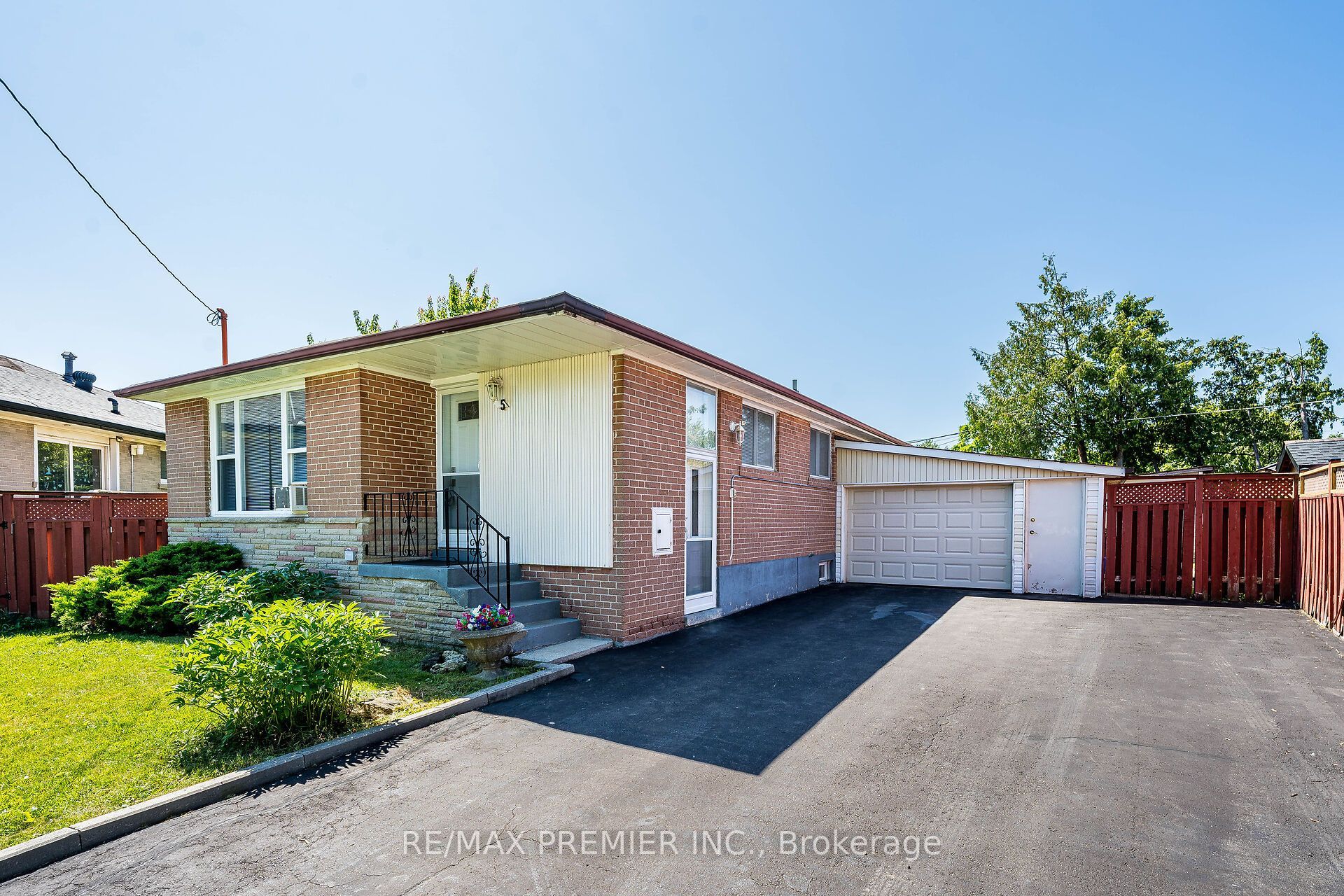 5 Valois Court, Toronto, ON M9V 2Z4 photo 2