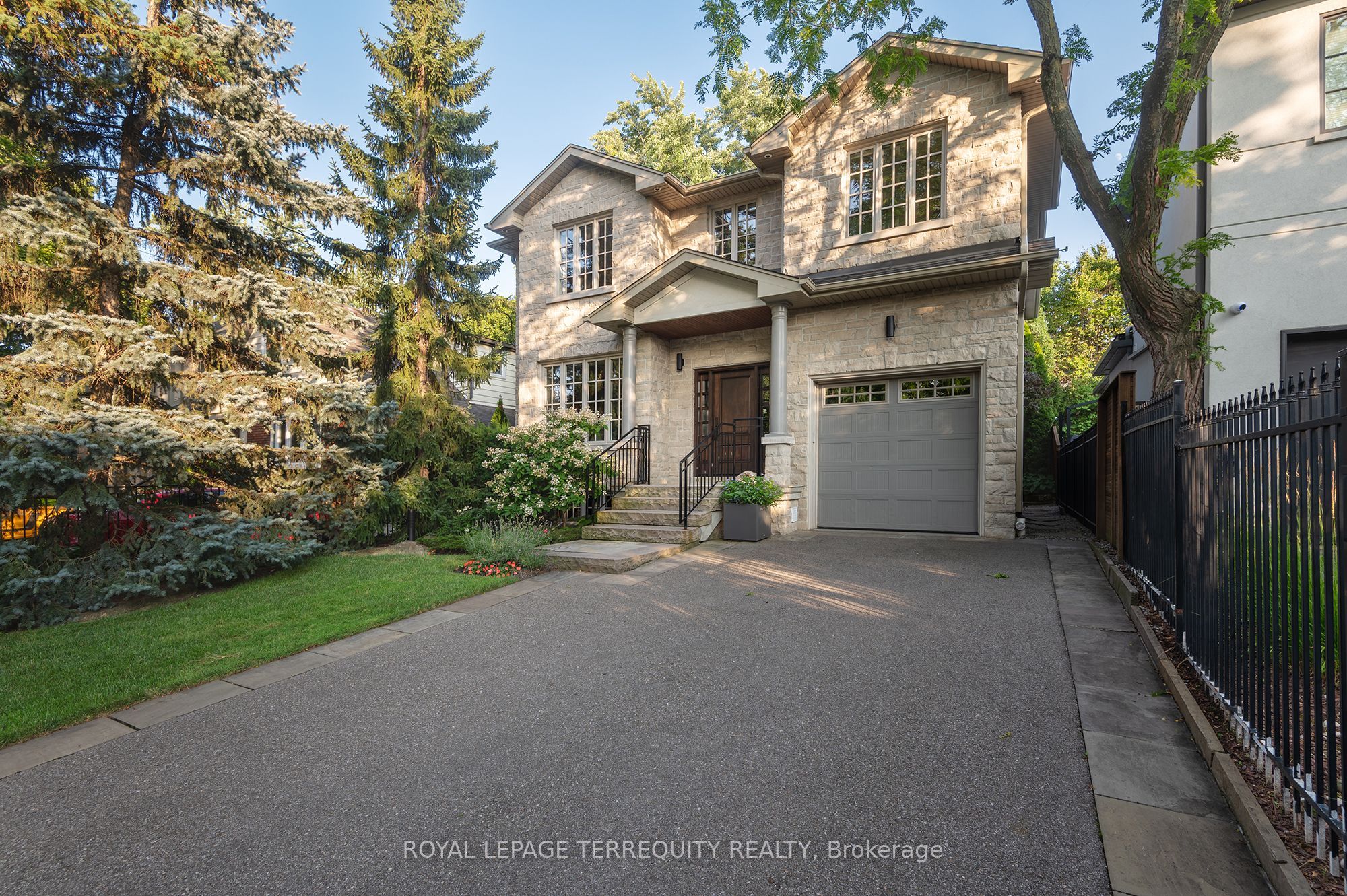 19 Bannon Avenue, Toronto, ON M8X 1T6 photo 2