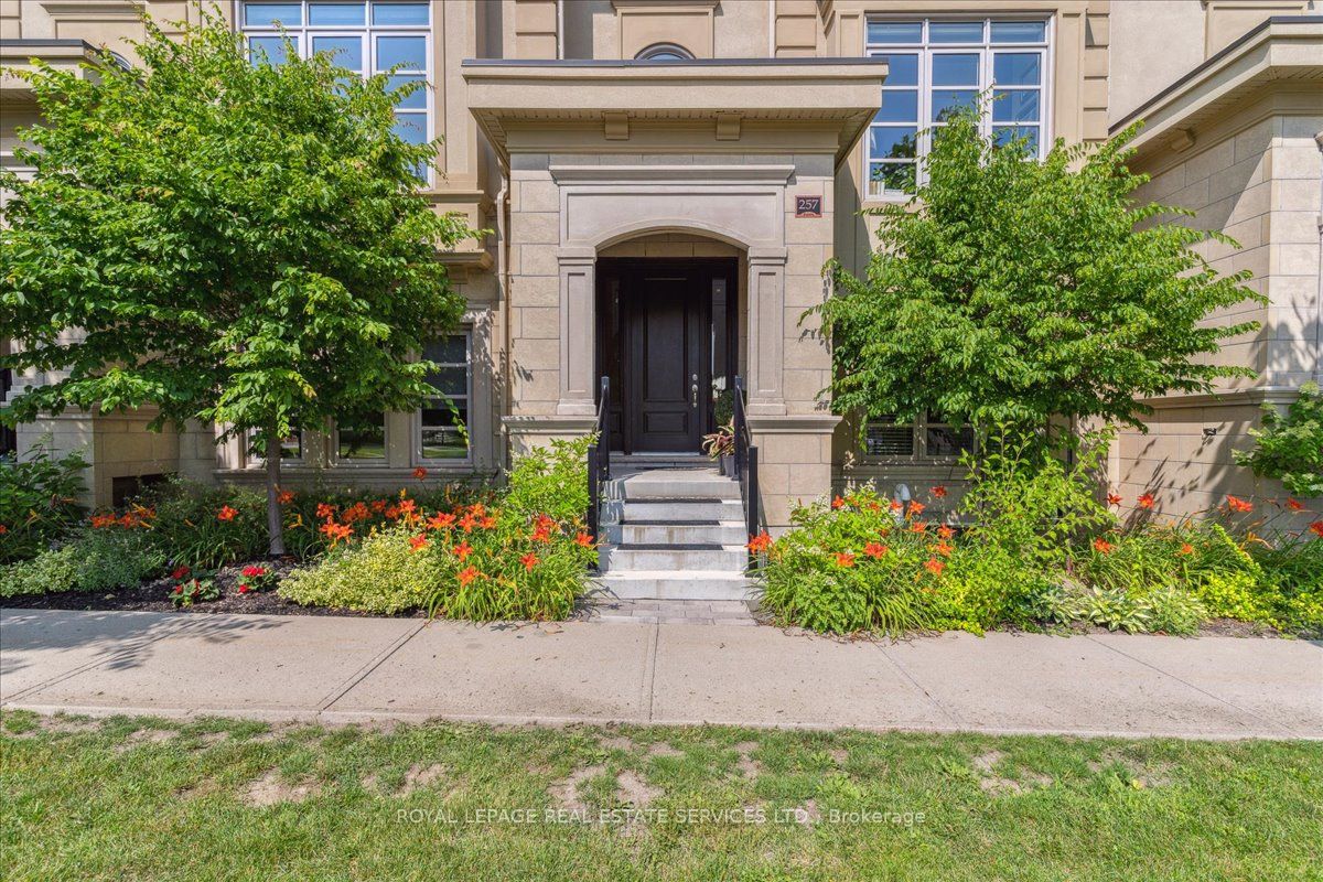 257 Hanover Street, Oakville, ON L6K 0H3 photo 2