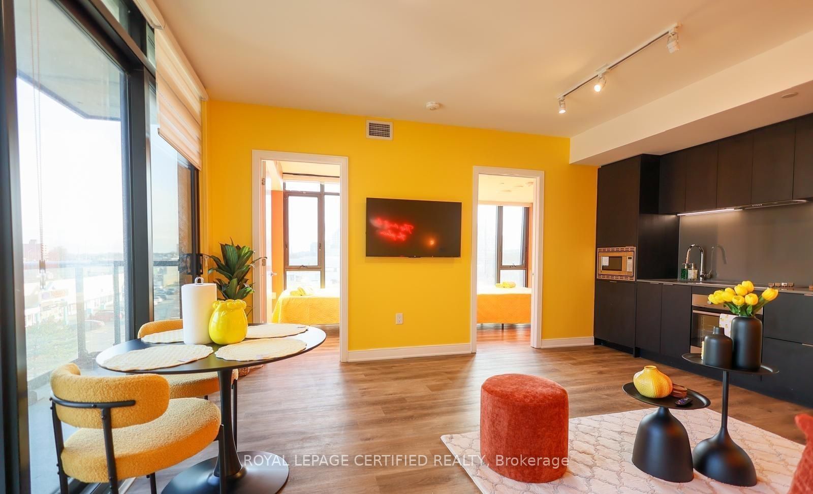 86 Dundas Street E 302, Mississauga, ON L5A 0B1 photo 3
