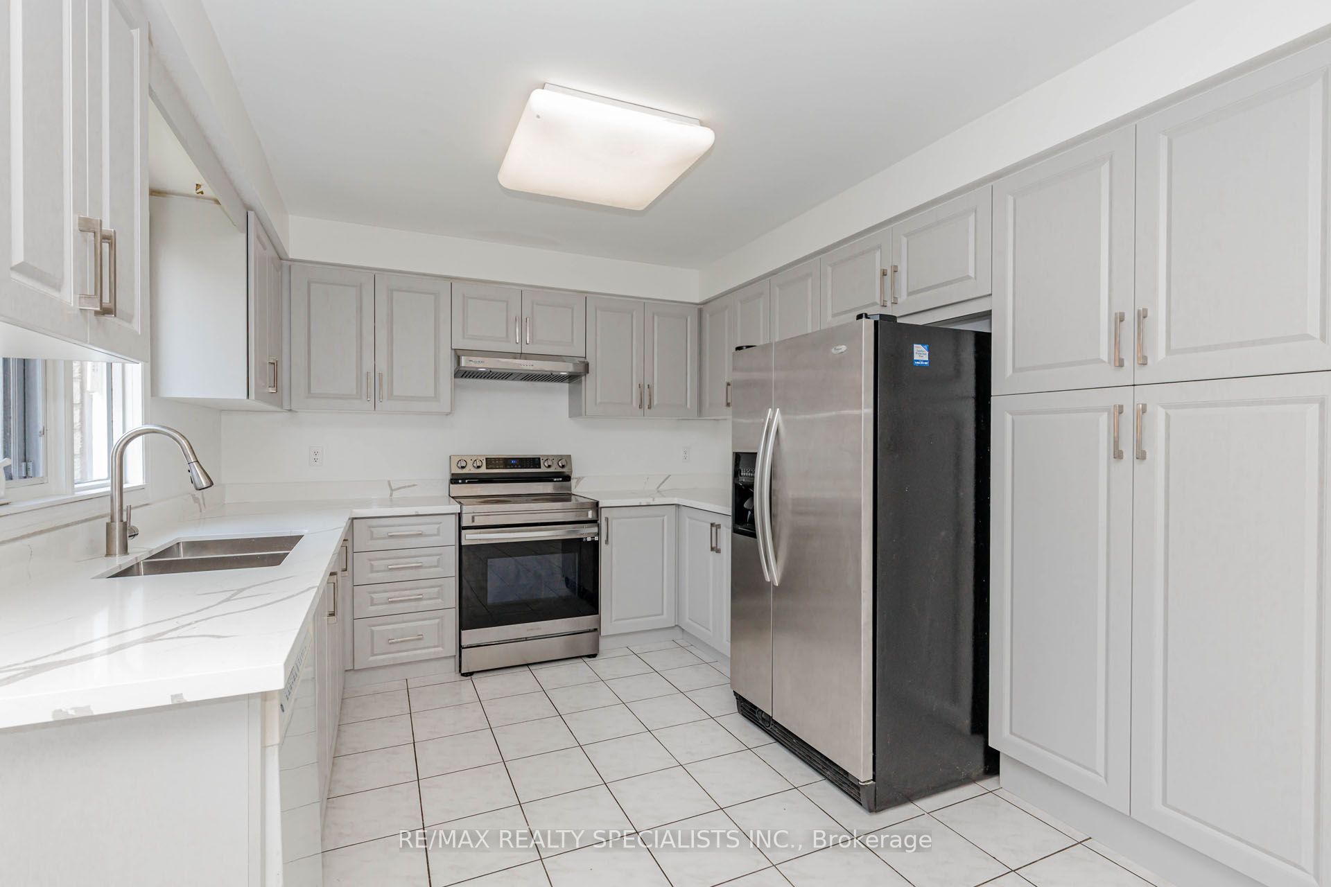 64 Dolphin Song Crescent, Brampton, ON L6R 2A7 photo 4