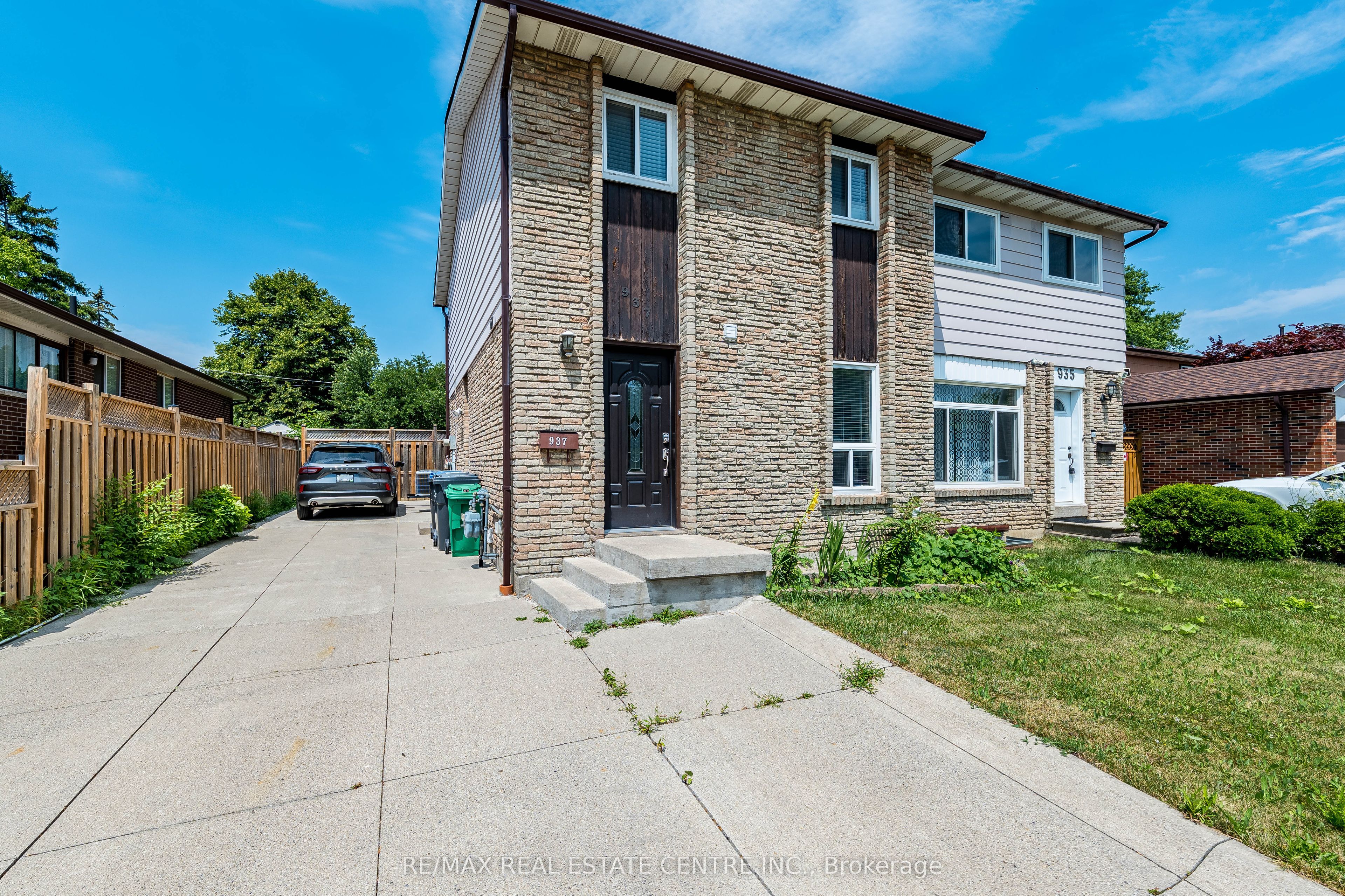 937 Blairholm Avenue Upper, Mississauga, ON L5C 1G5