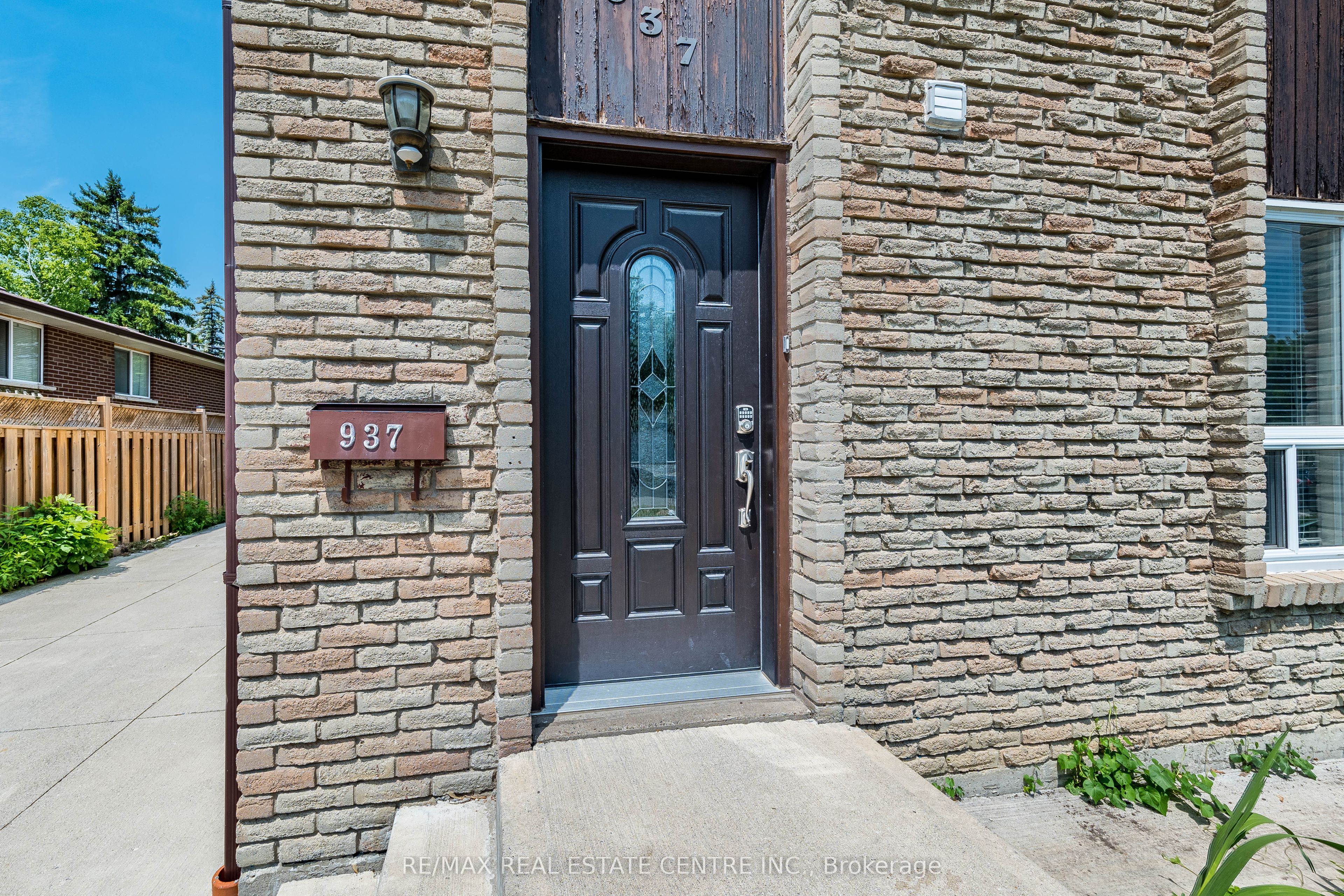 937 Blairholm Avenue Upper, Mississauga, ON L5C 1G5 photo 2