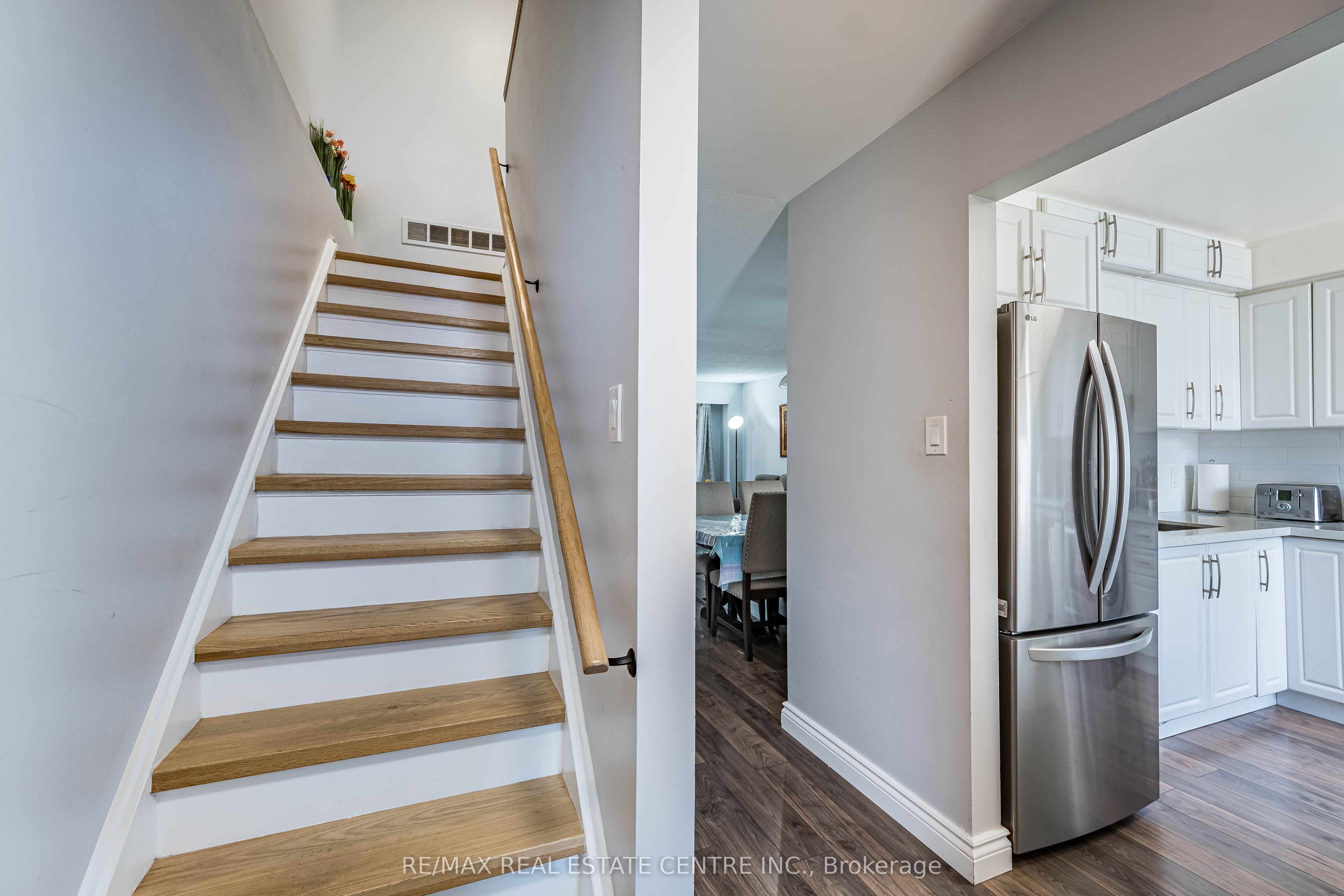 937 Blairholm Avenue Upper, Mississauga, ON L5C 1G5 photo 3