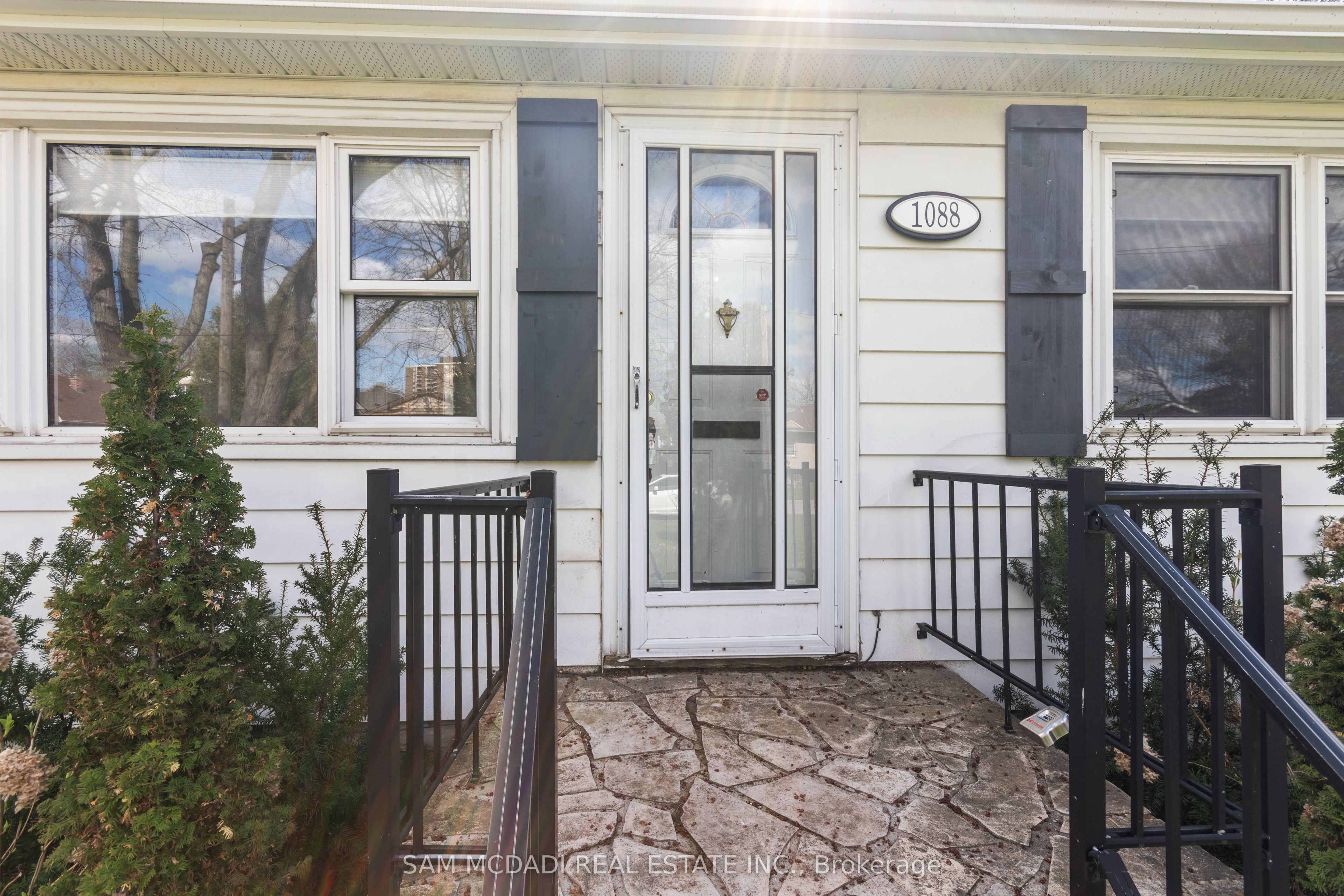 1088 Cherriebell Road, Mississauga, ON L5E 2R3 photo 3