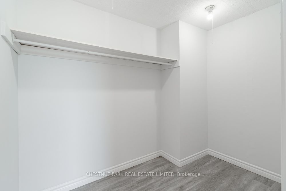 1060 Caven Street 202, Mississauga, ON L5G 4J5