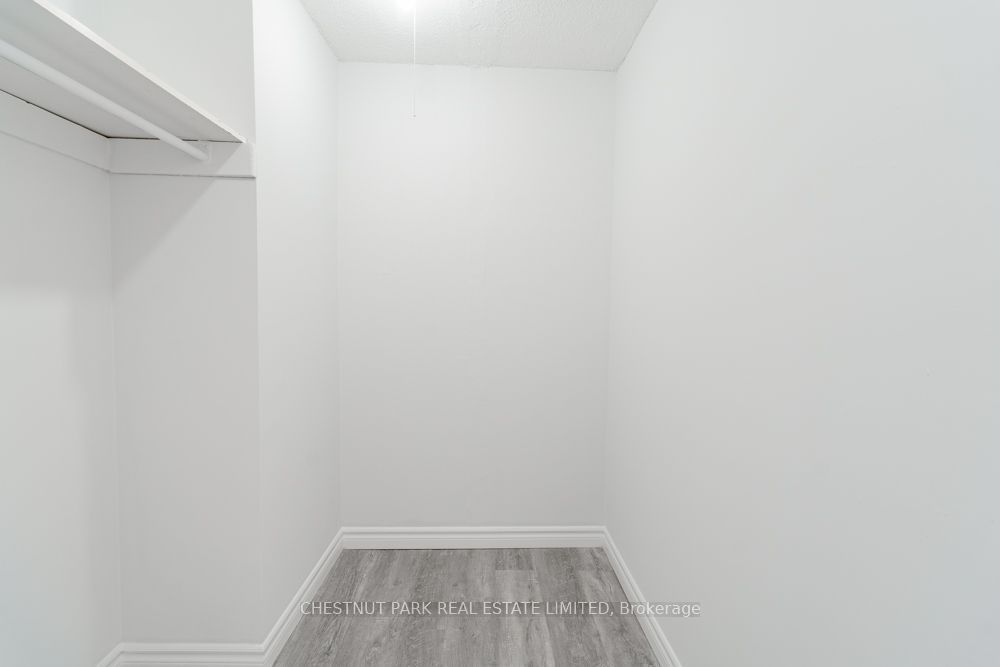 1060 Caven Street 202, Mississauga, ON L5G 4J5 photo 3