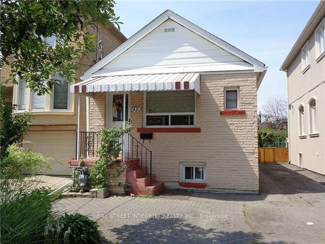 970 Briar Hill Avenue, Toronto, ON M6B 1M3