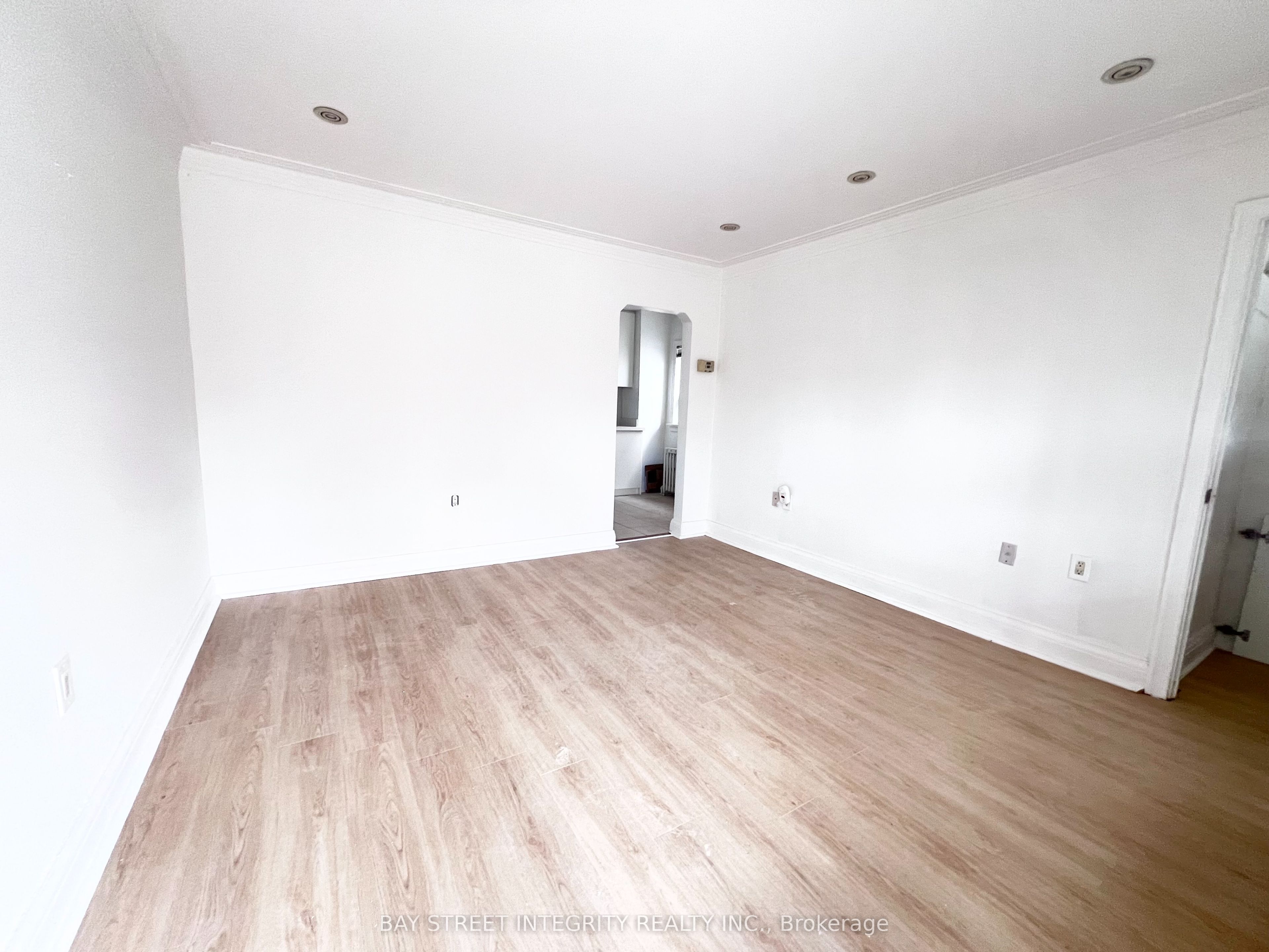 970 Briar Hill Avenue, Toronto, ON M6B 1M3 photo 2