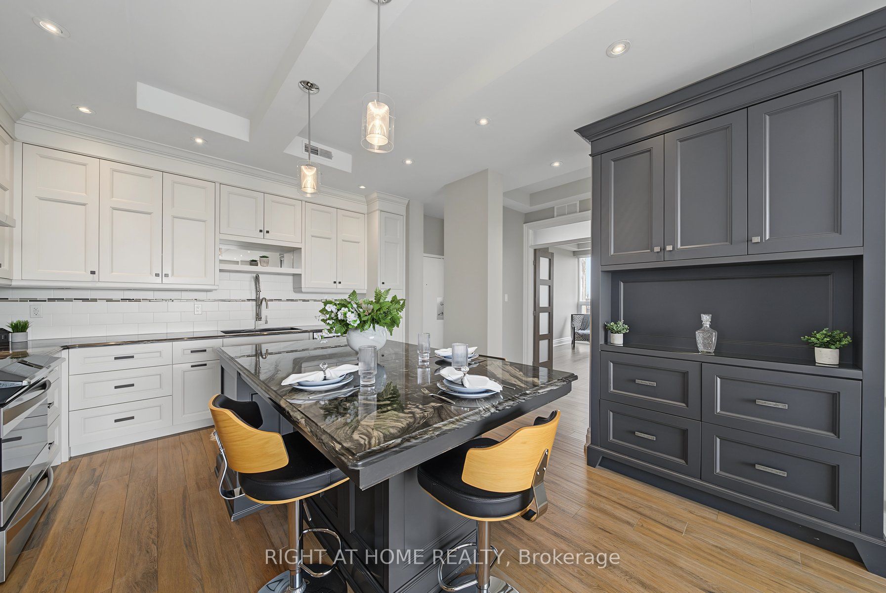 20 Speers Road 1206, Oakville, ON L6K 3R5 photo 3