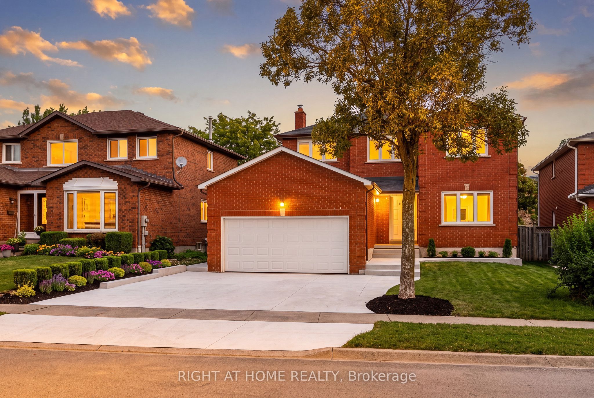 2083-2085 Golden Briar Trail, Oakville, ON L6H 4N5