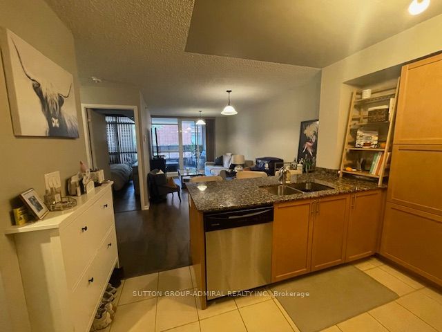 800 Lawrence Avenue W 403, Toronto, ON M6A 0B1 photo 4