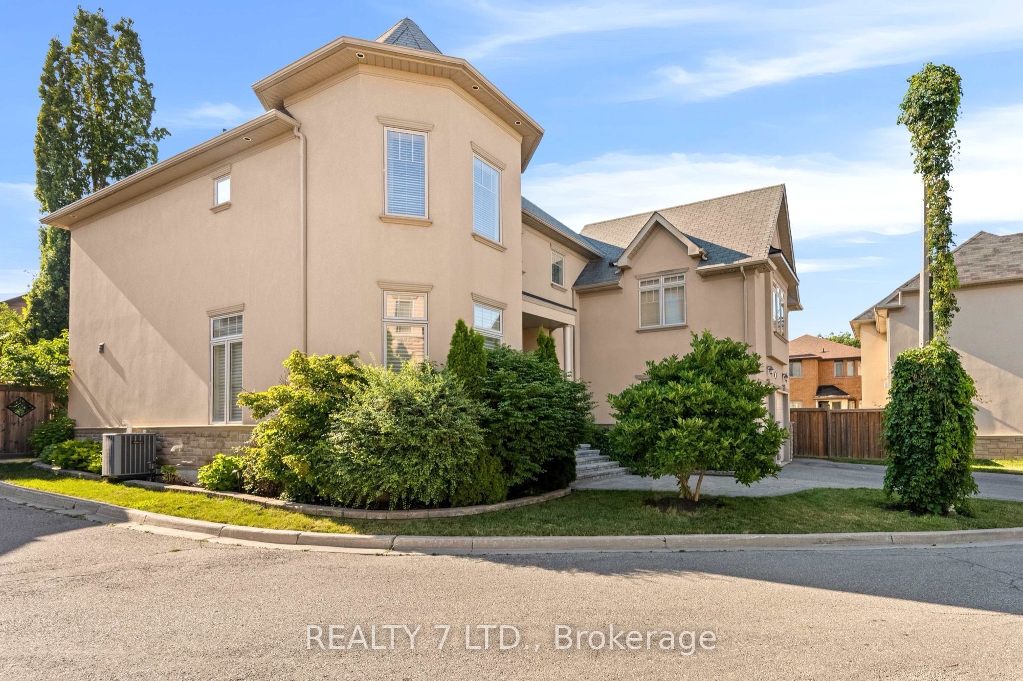 3217 Swiss Court, Mississauga, ON L5N 5T9 photo 2