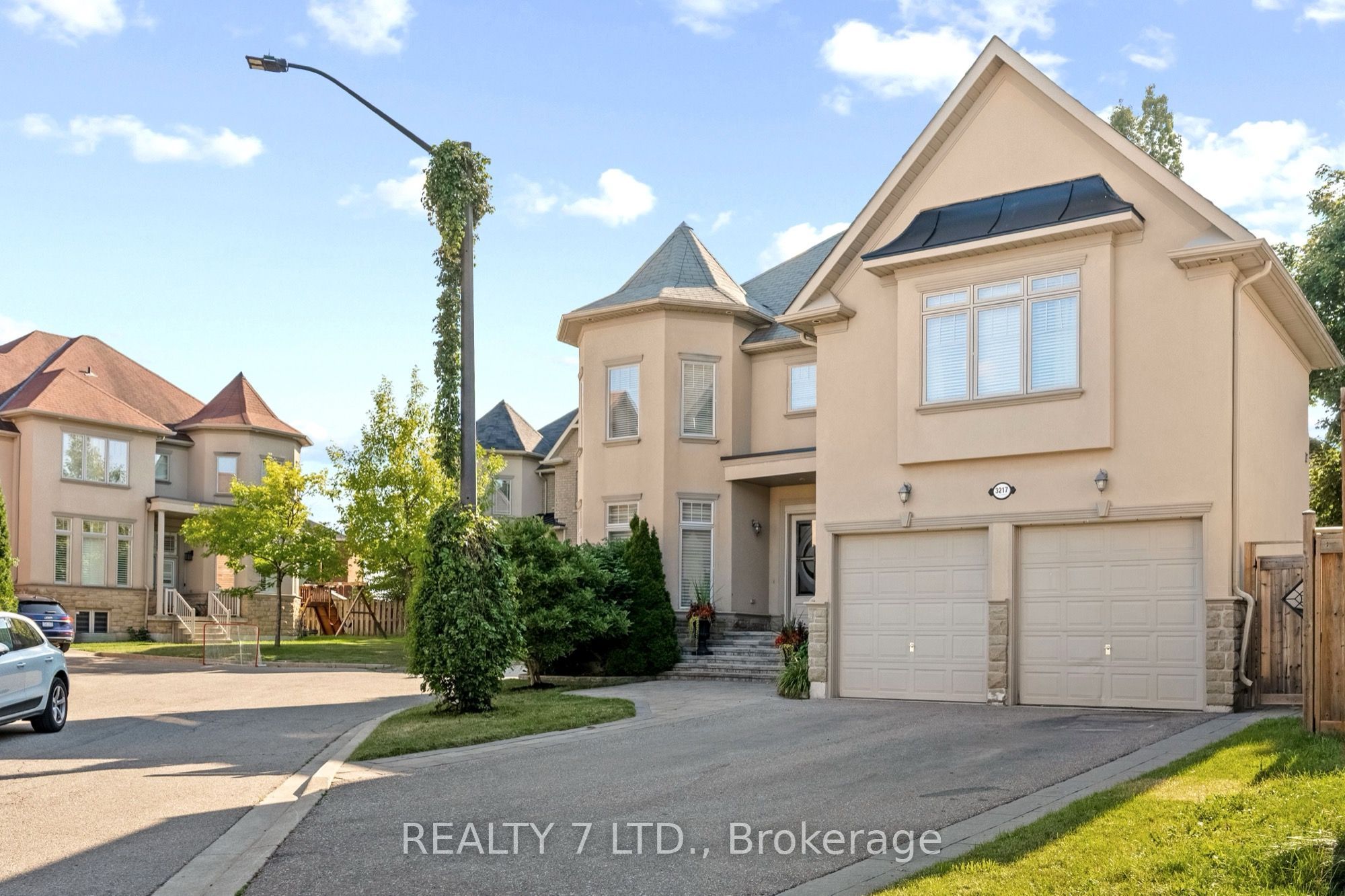 3217 Swiss Court, Mississauga, ON L5N 5T9 photo 3