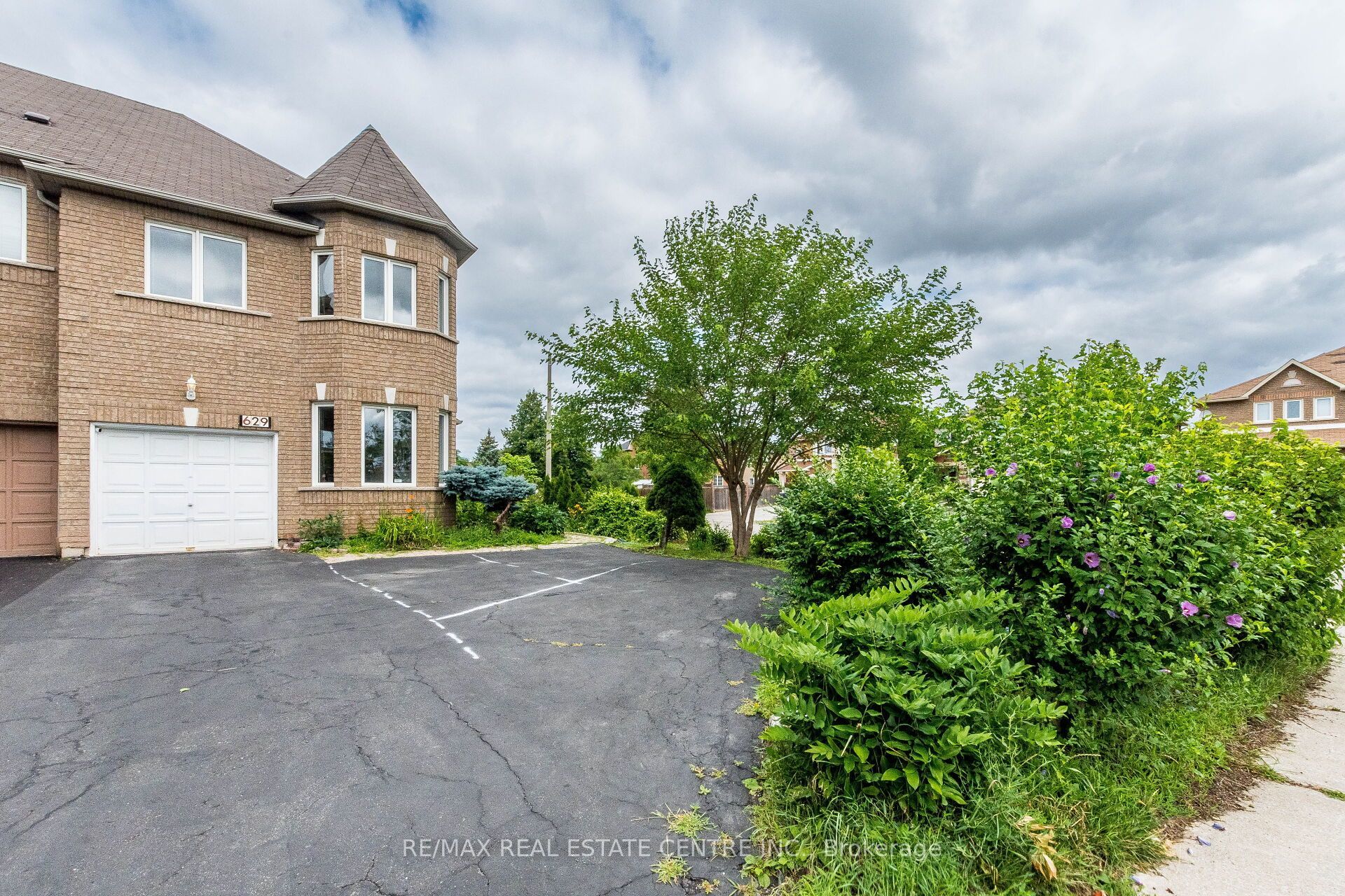 629 Lumberton Crescent, Mississauga, ON L4Z 3Z5 photo 2