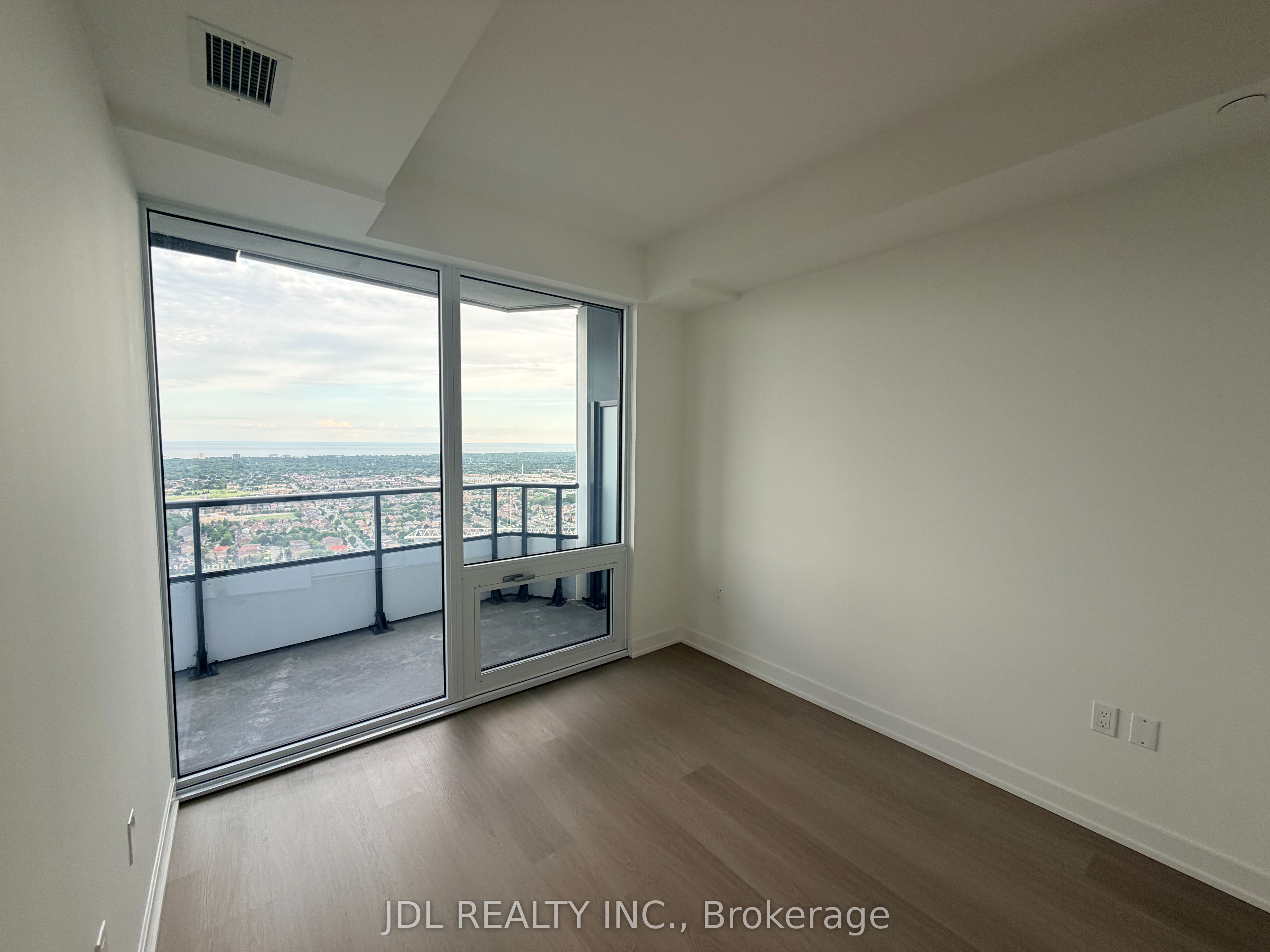 448 Burnhamthorpe Road W 4109, Mississauga, ON L5B 0R4 photo 2