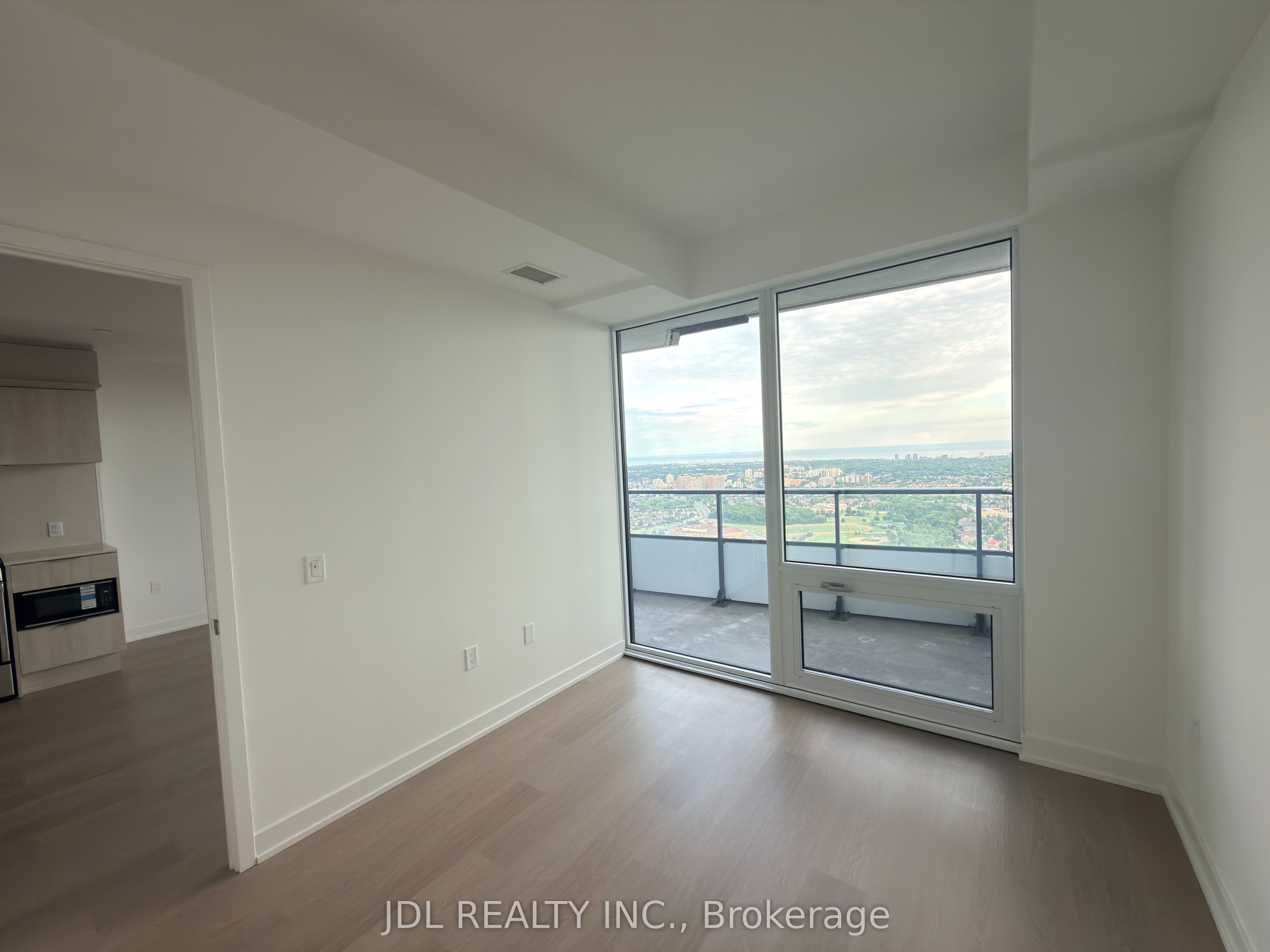 448 Burnhamthorpe Road W 4109, Mississauga, ON L5B 0R4 photo 3