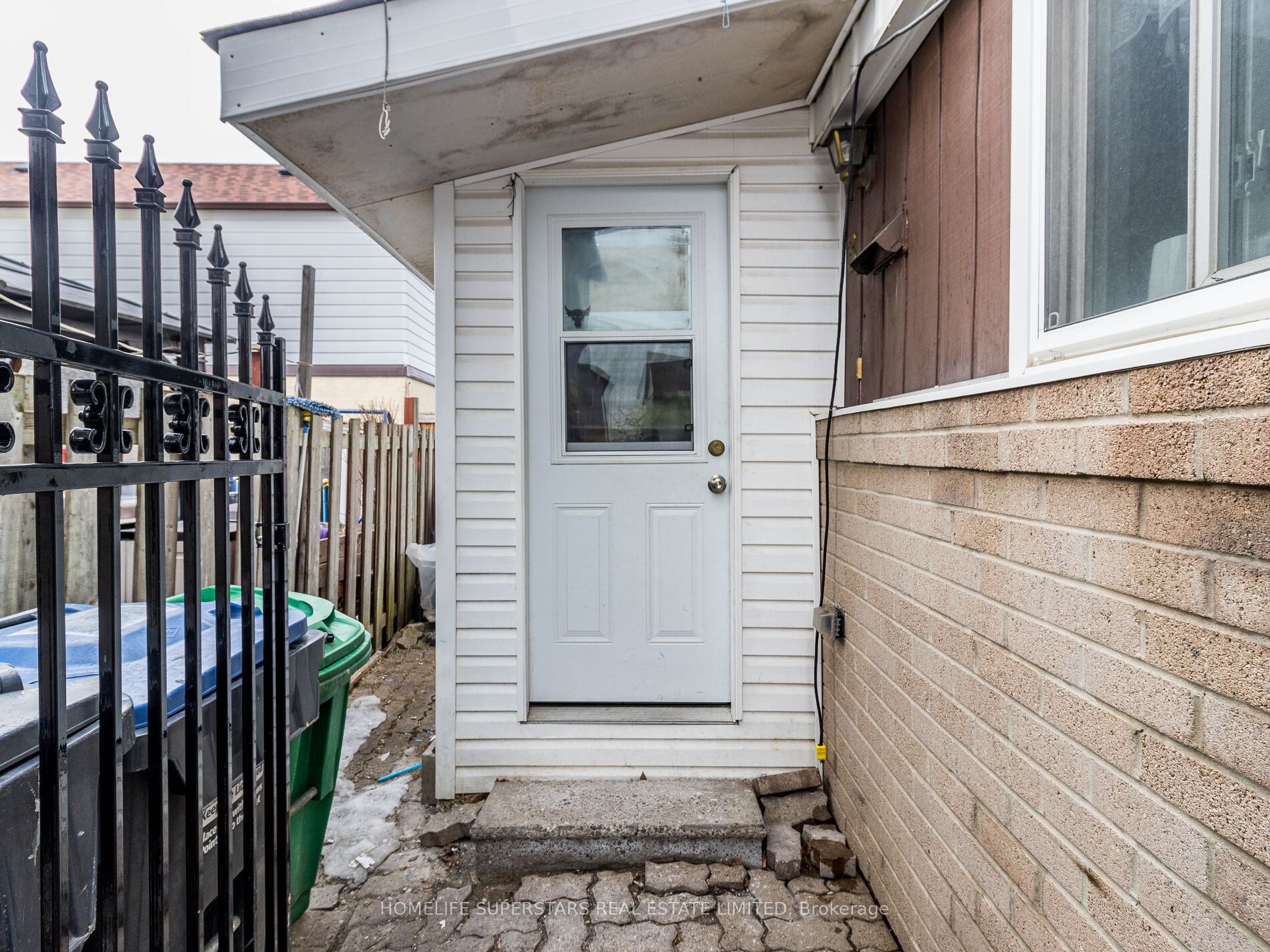 3 Haley Court, Brampton, ON L6S 1N6 photo 2