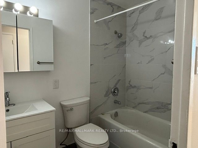 515 North Service Road 2-611, Mississauga, ON L5A 1B3 photo 3