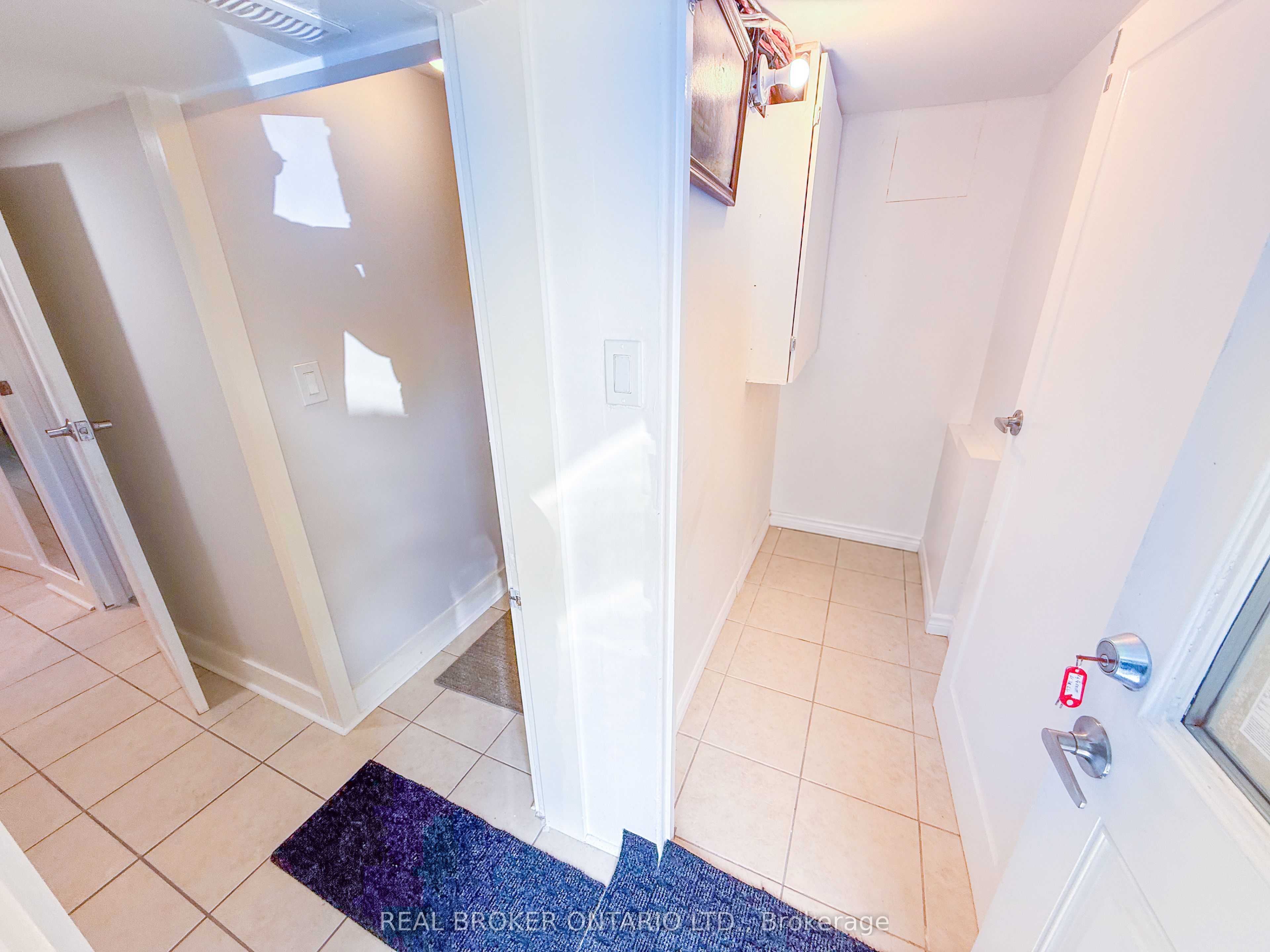 14 Gooch Court Lower Level, Toronto, ON M6S 2N8 photo 3