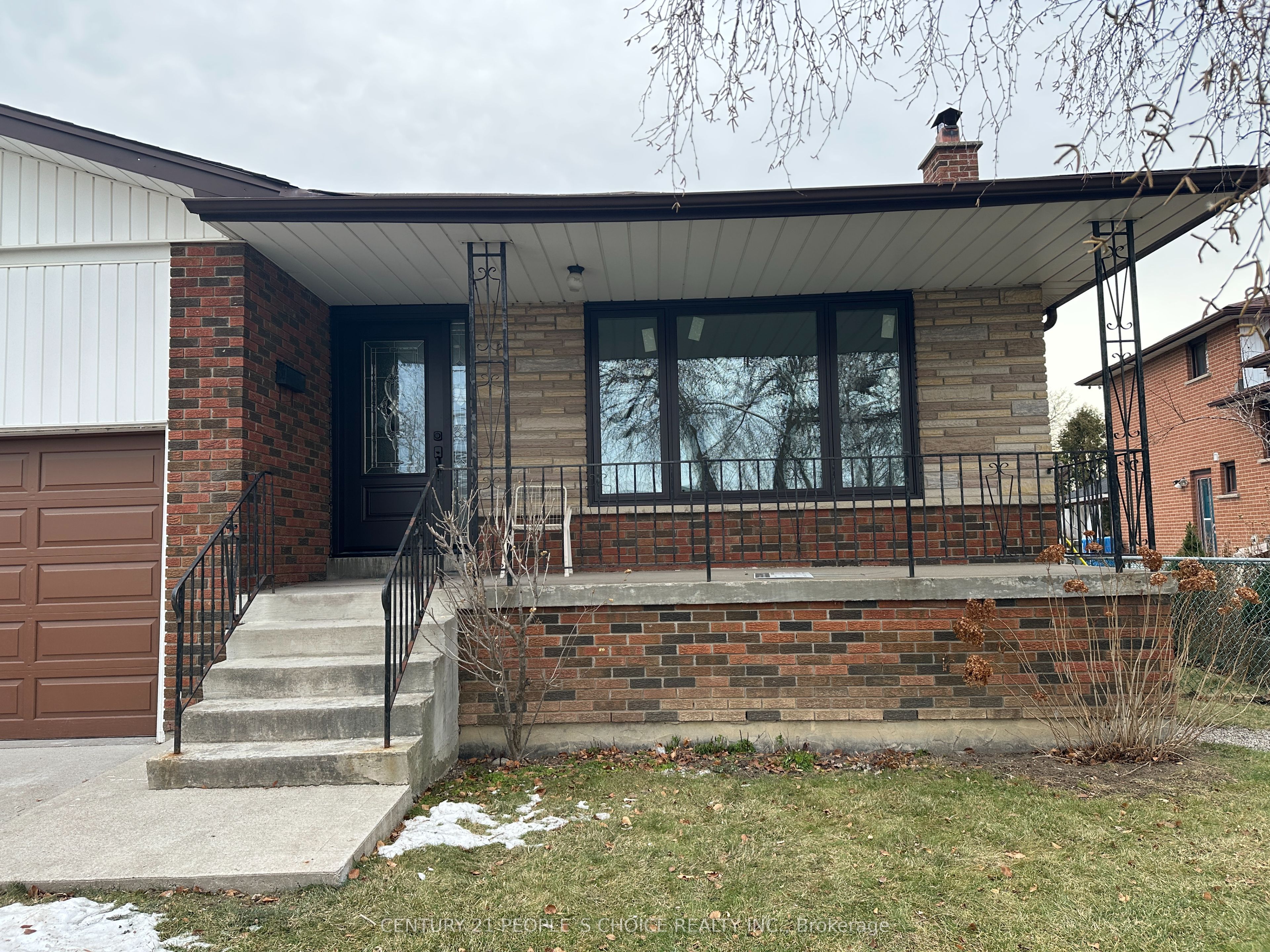 7490 Middleshire Drive, Mississauga, ON L4T 3S2 photo 2