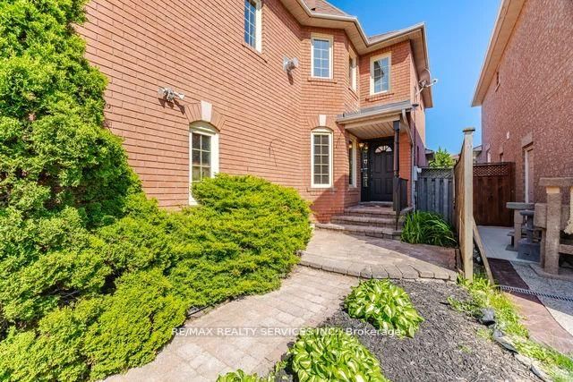 8 Safari Court, Brampton, ON L7A 1G8 photo 3